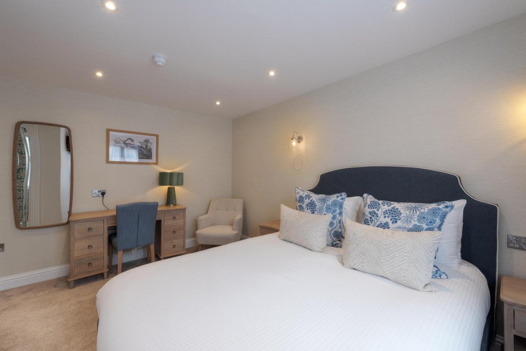 Executive King with Shower (Garden Annex)