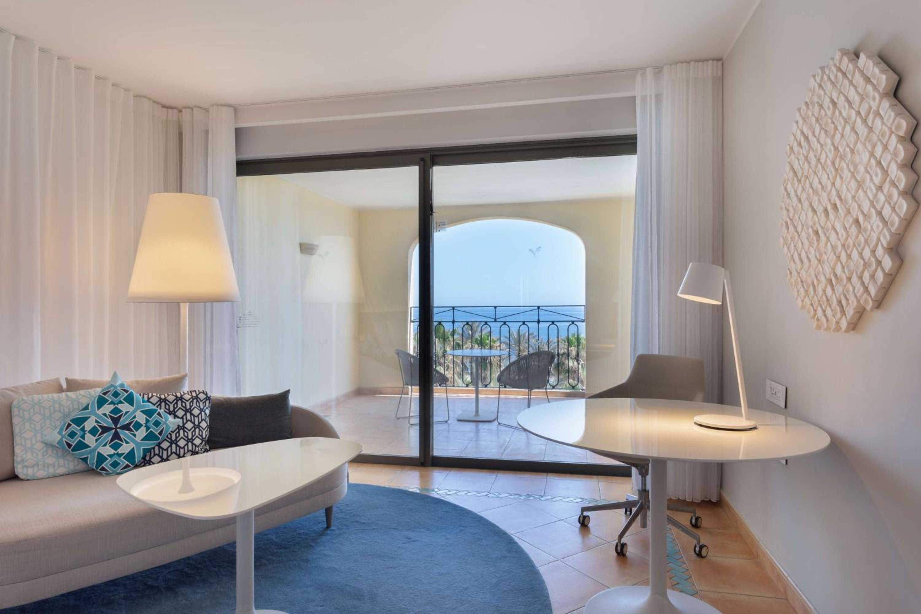 Deluxe King Room with Sea View