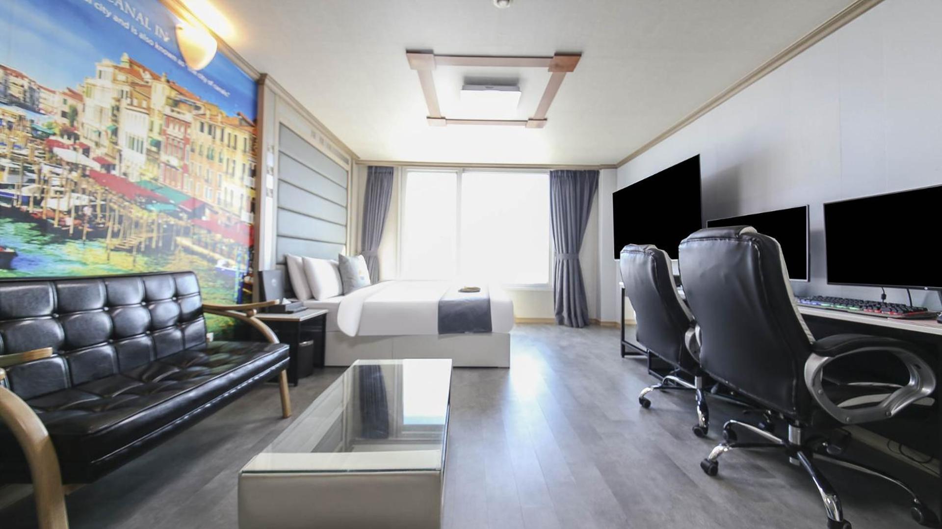 Premium Gaming Couple PC room