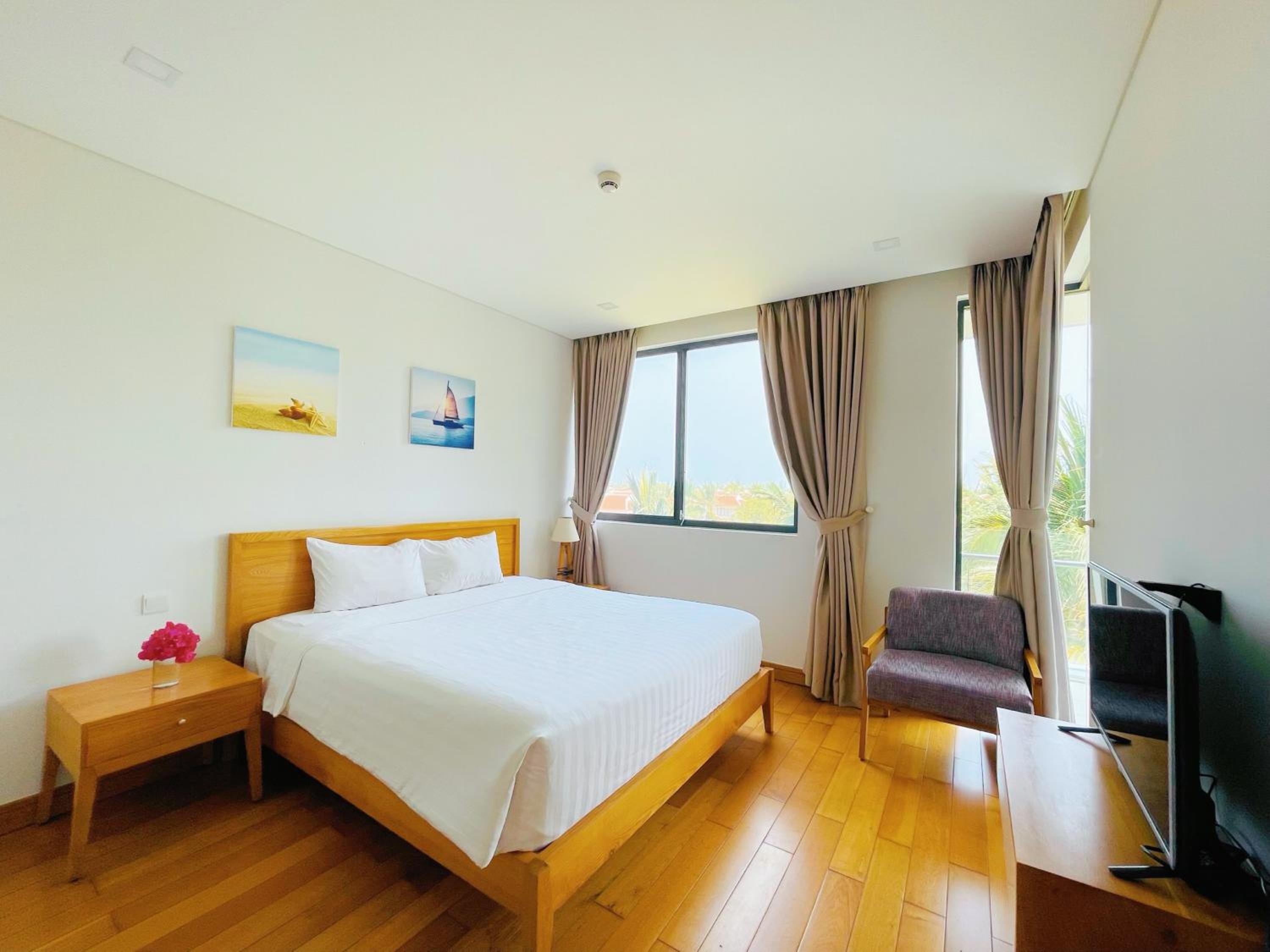 One-Bedroom Apartment with Pool View