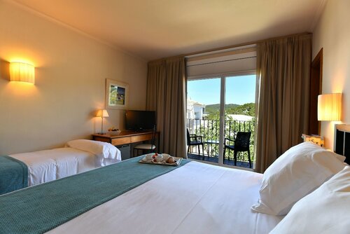 Standard Triple Room, Balcony в Hotel Hostalillo