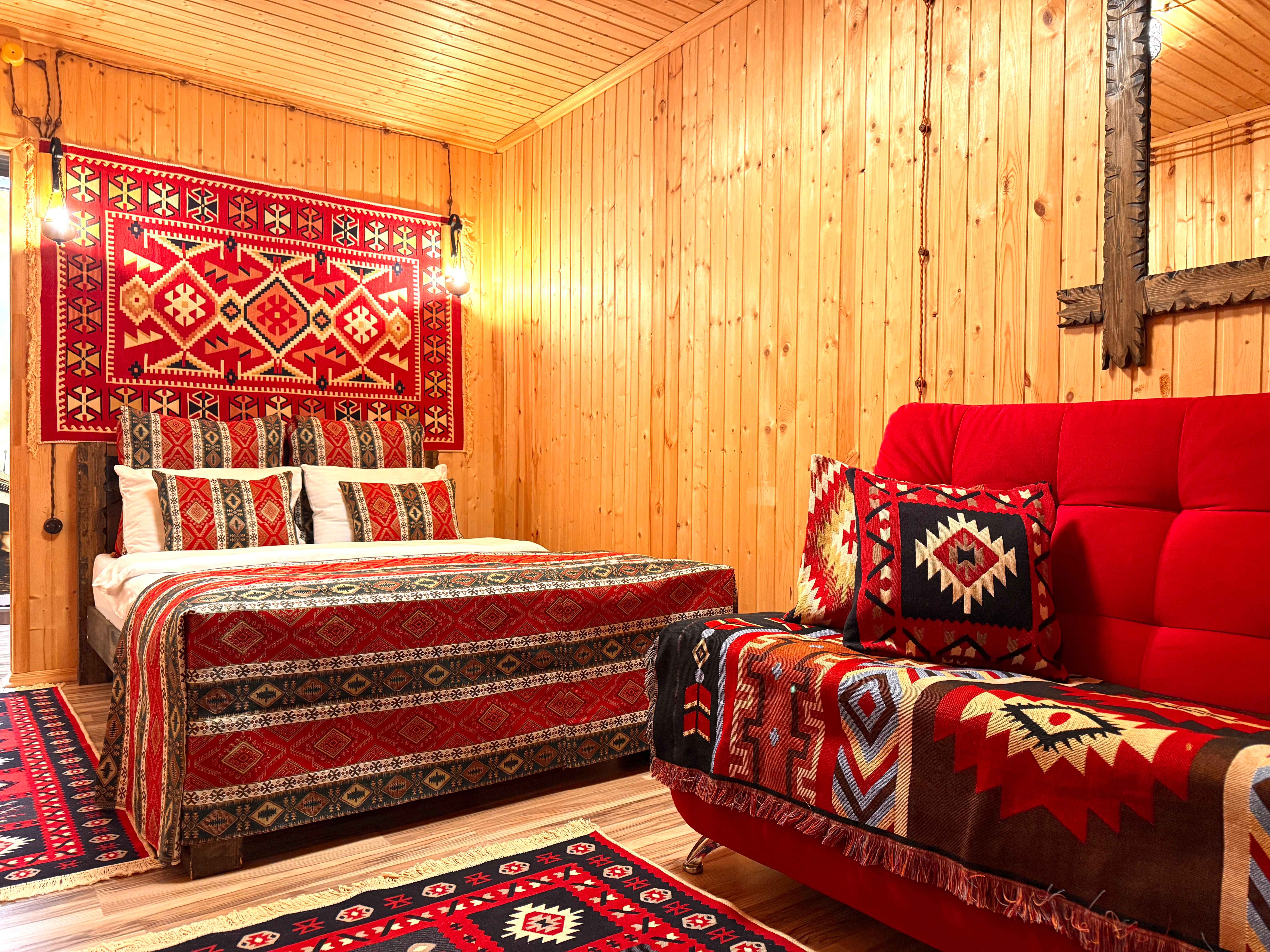 Двухместный улучшенный стандарт с общей террасой и видом на горы | 2 этаж