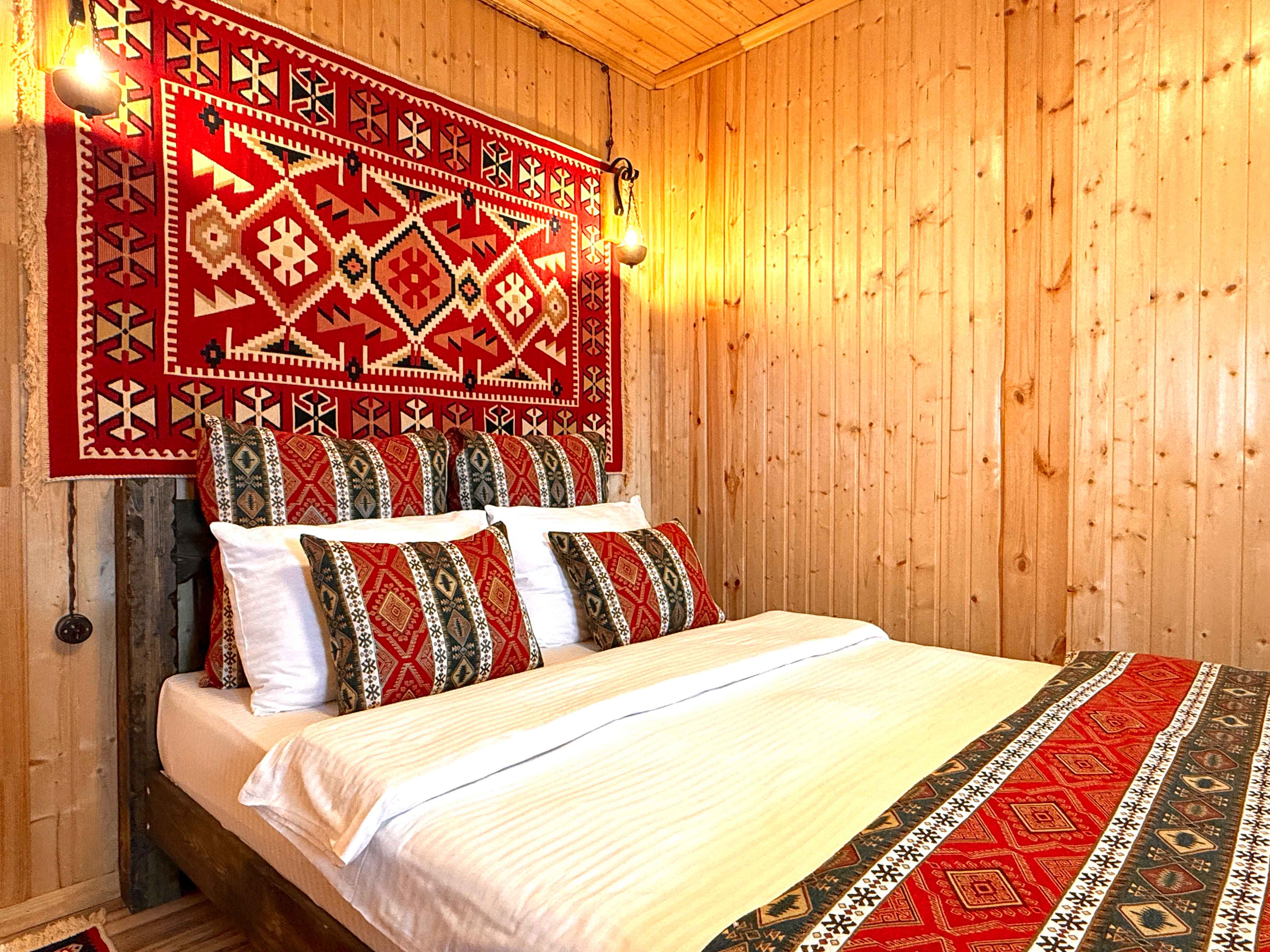 Двухместный улучшенный стандарт с общей террасой и видом на горы | 2 этаж