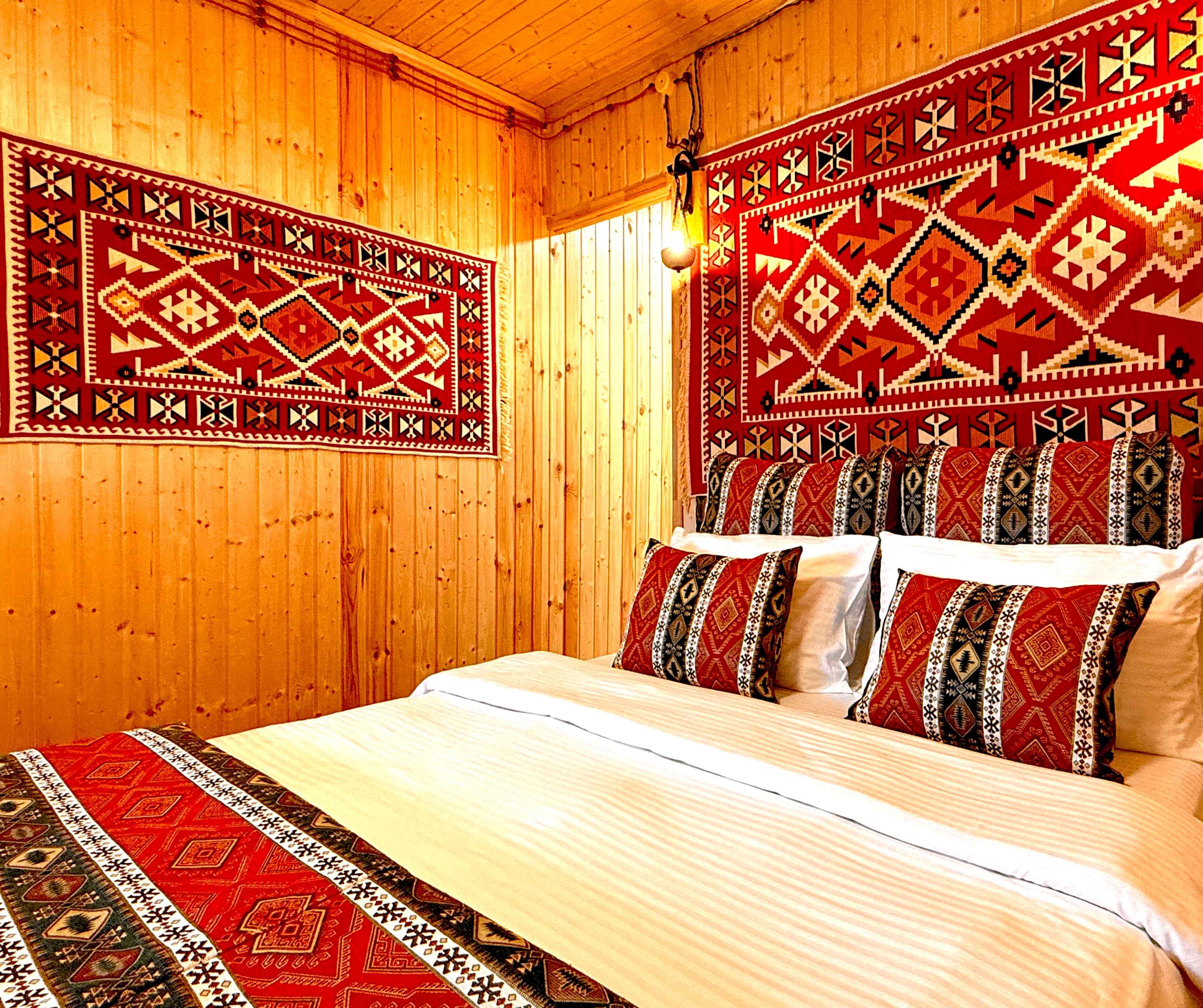 Двухместный улучшенный стандарт с общей террасой и видом на горы | 2 этаж