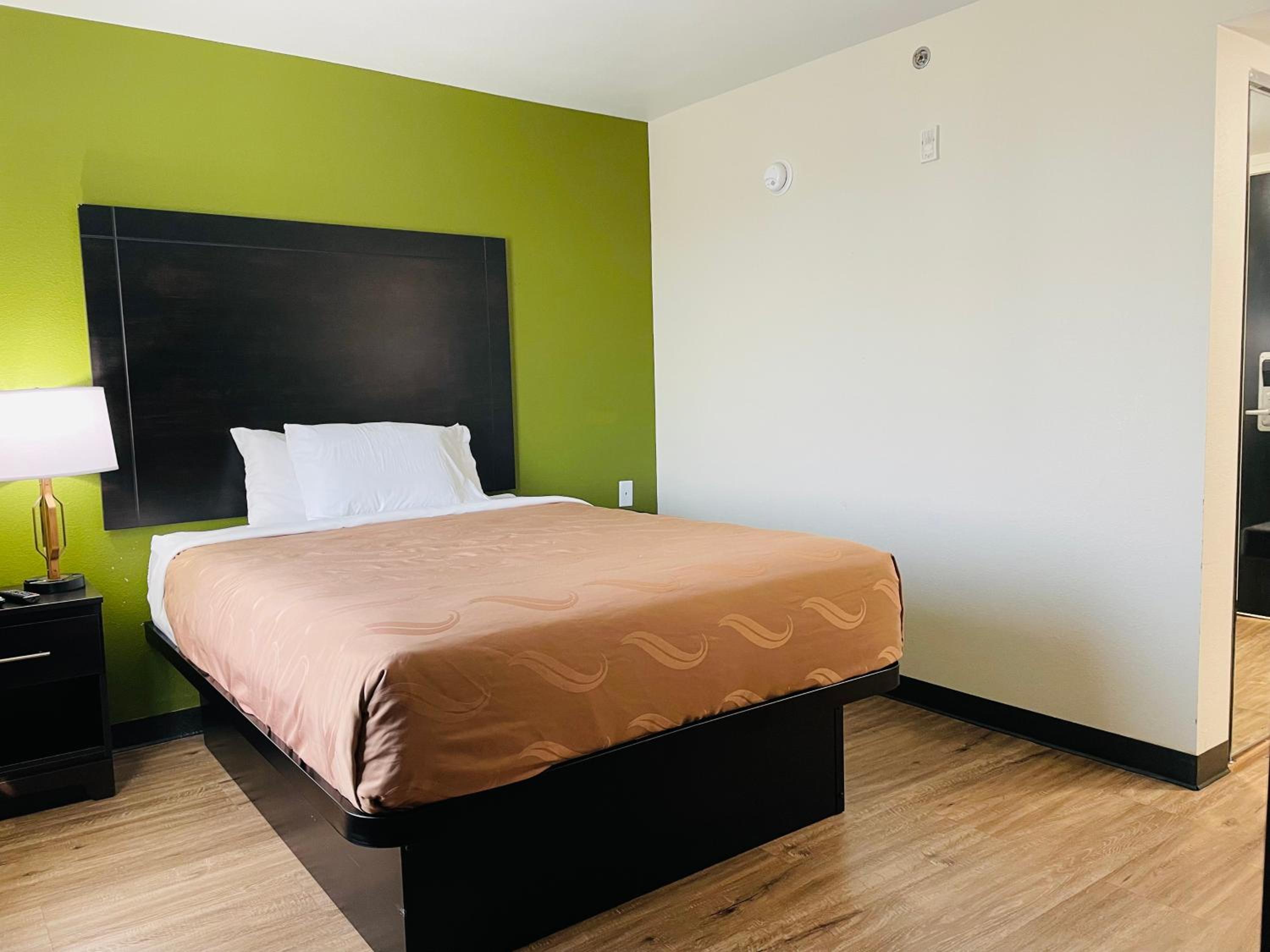 Queen Room - Accessible/Nonsmoking