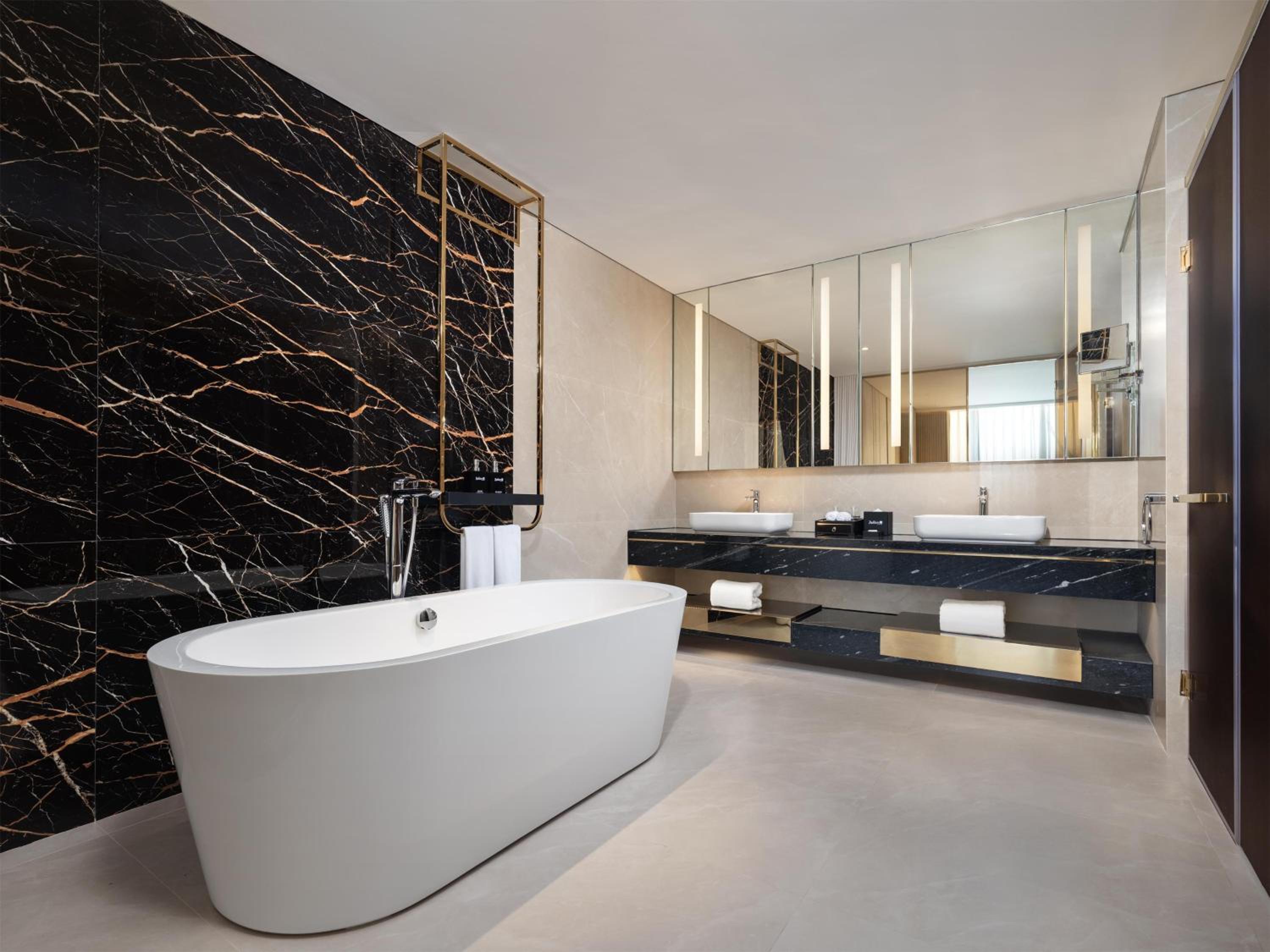 One-Bedroom Suite with Lake View