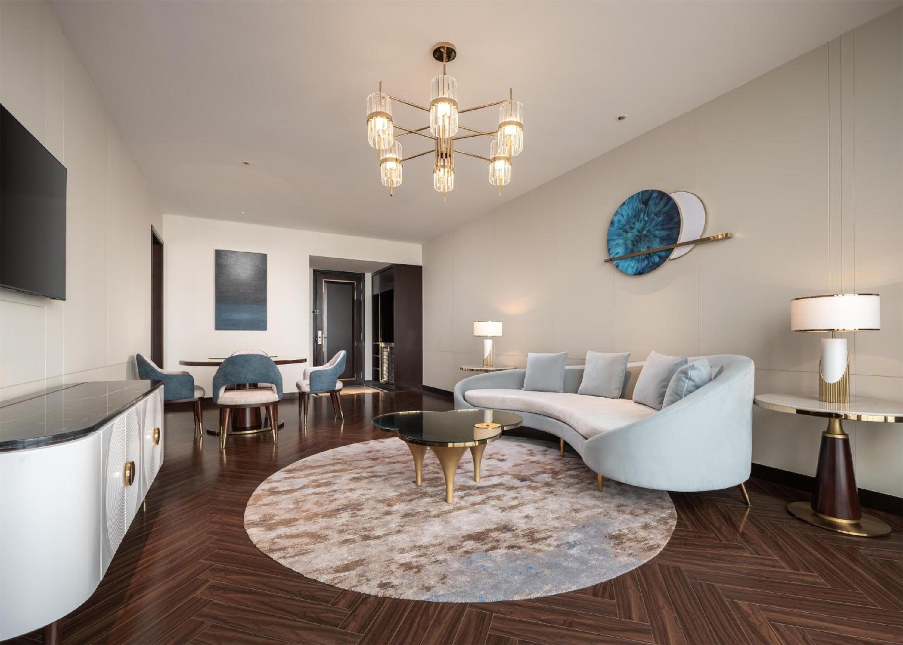 One-Bedroom Suite with Lake View