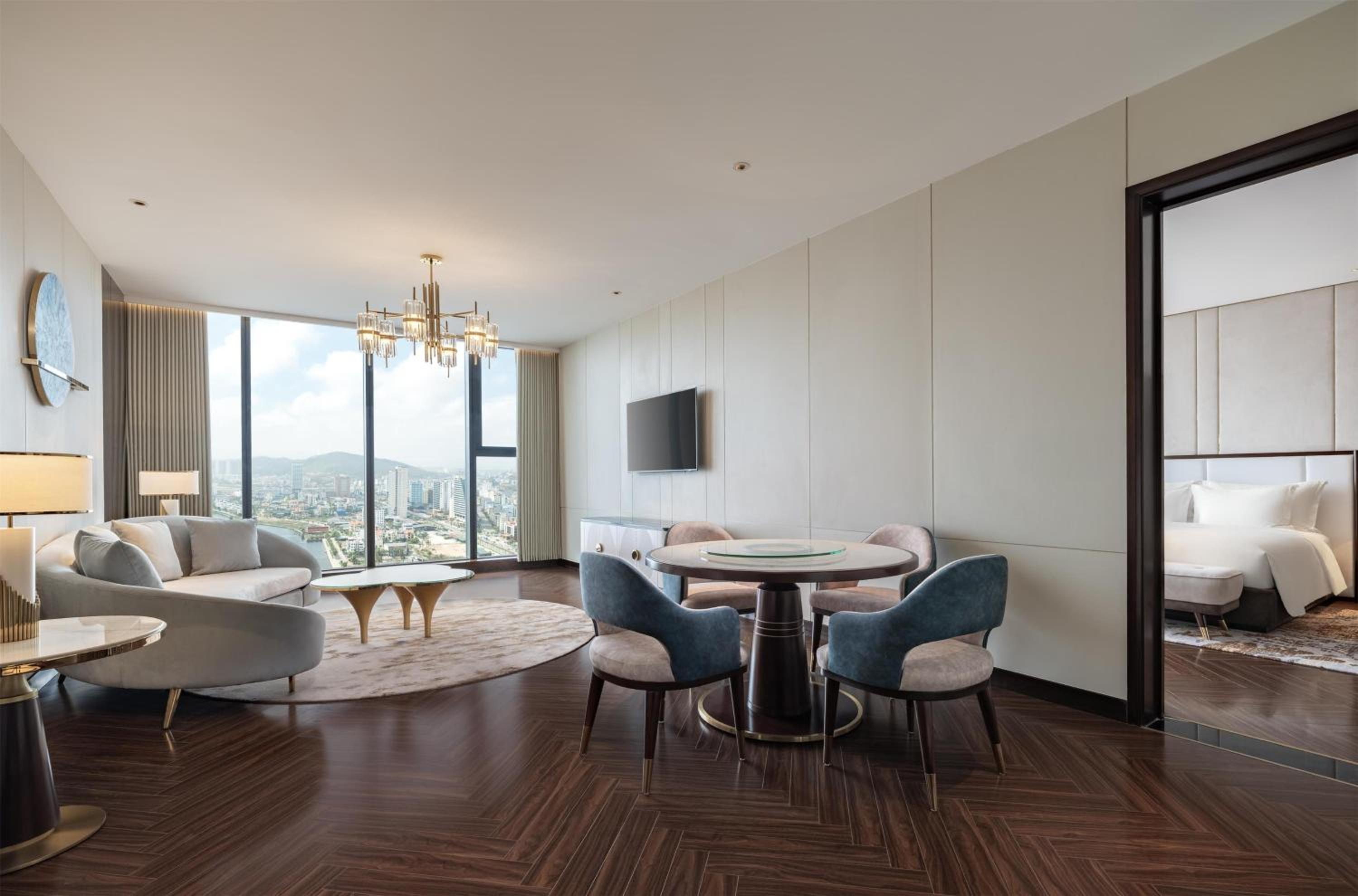 One-Bedroom Suite with Lake View