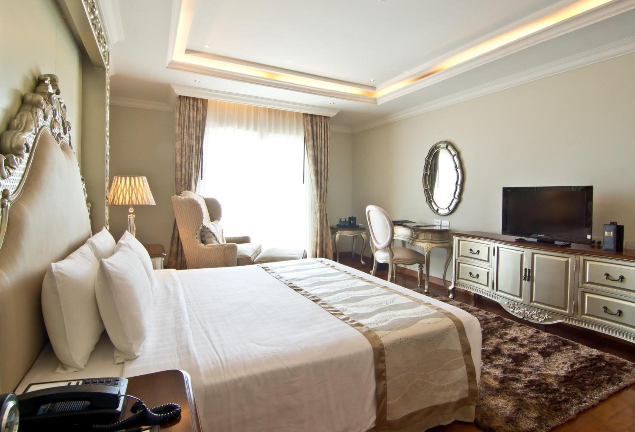 Deluxe Room with Pool View