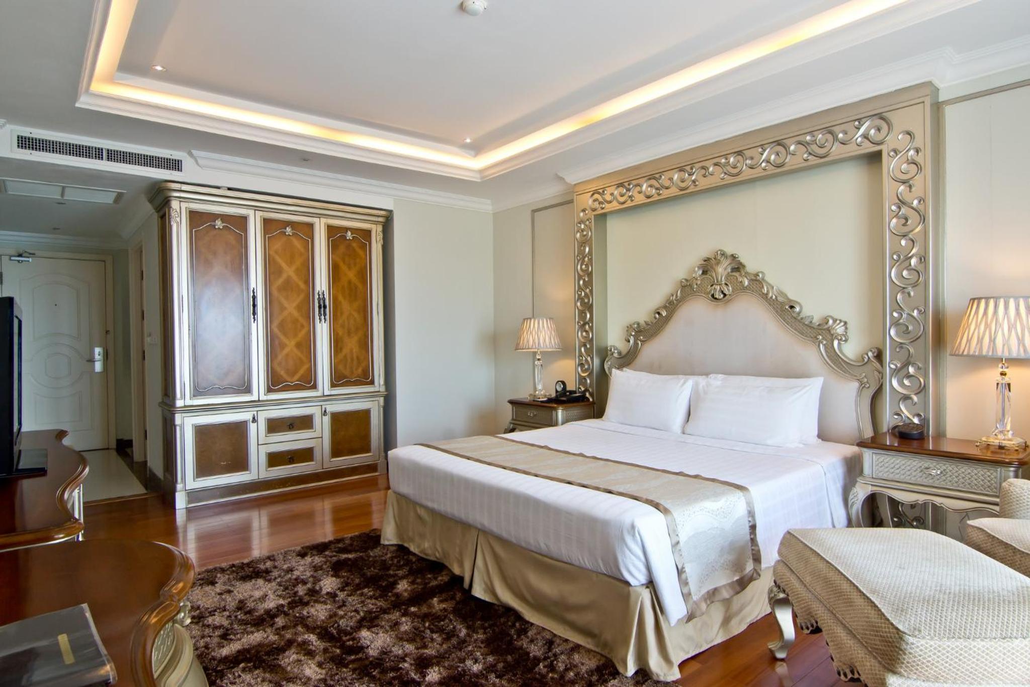 Deluxe Room with Pool View