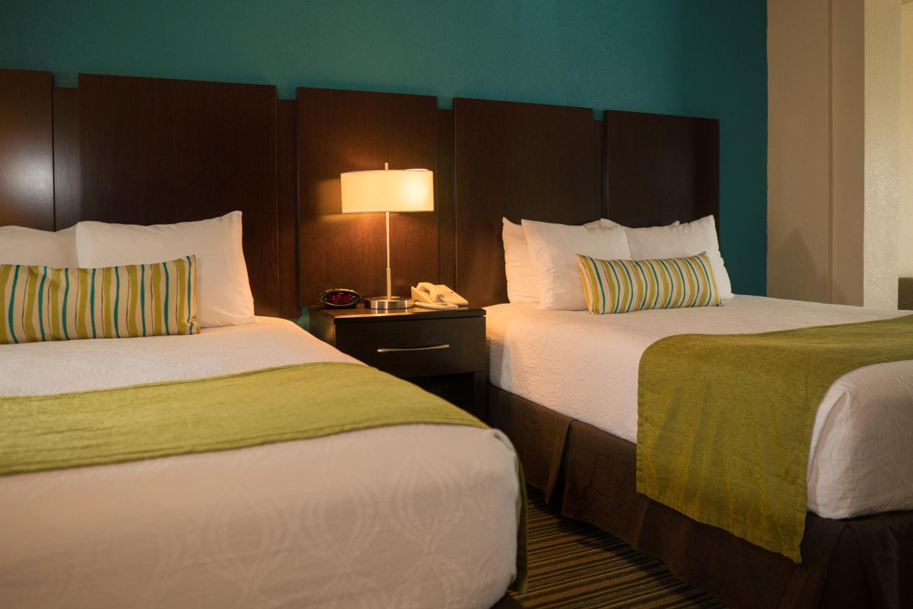 Studio with Queen Bed - Non-Smoking