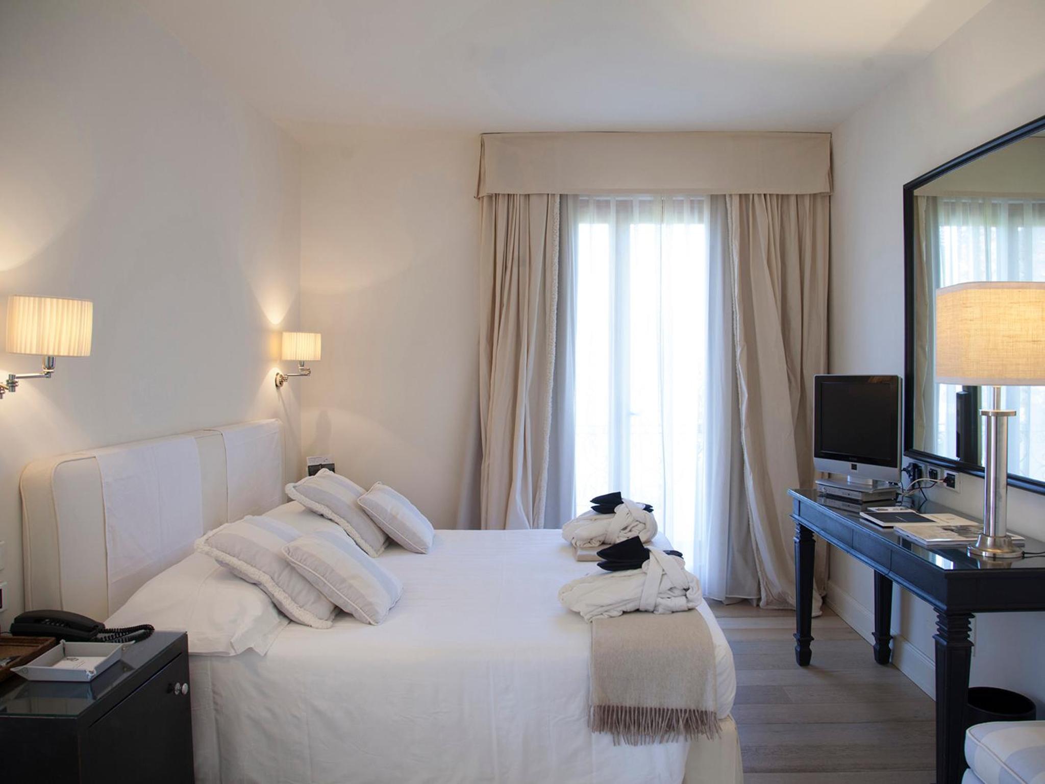 Queen Room with Pool View