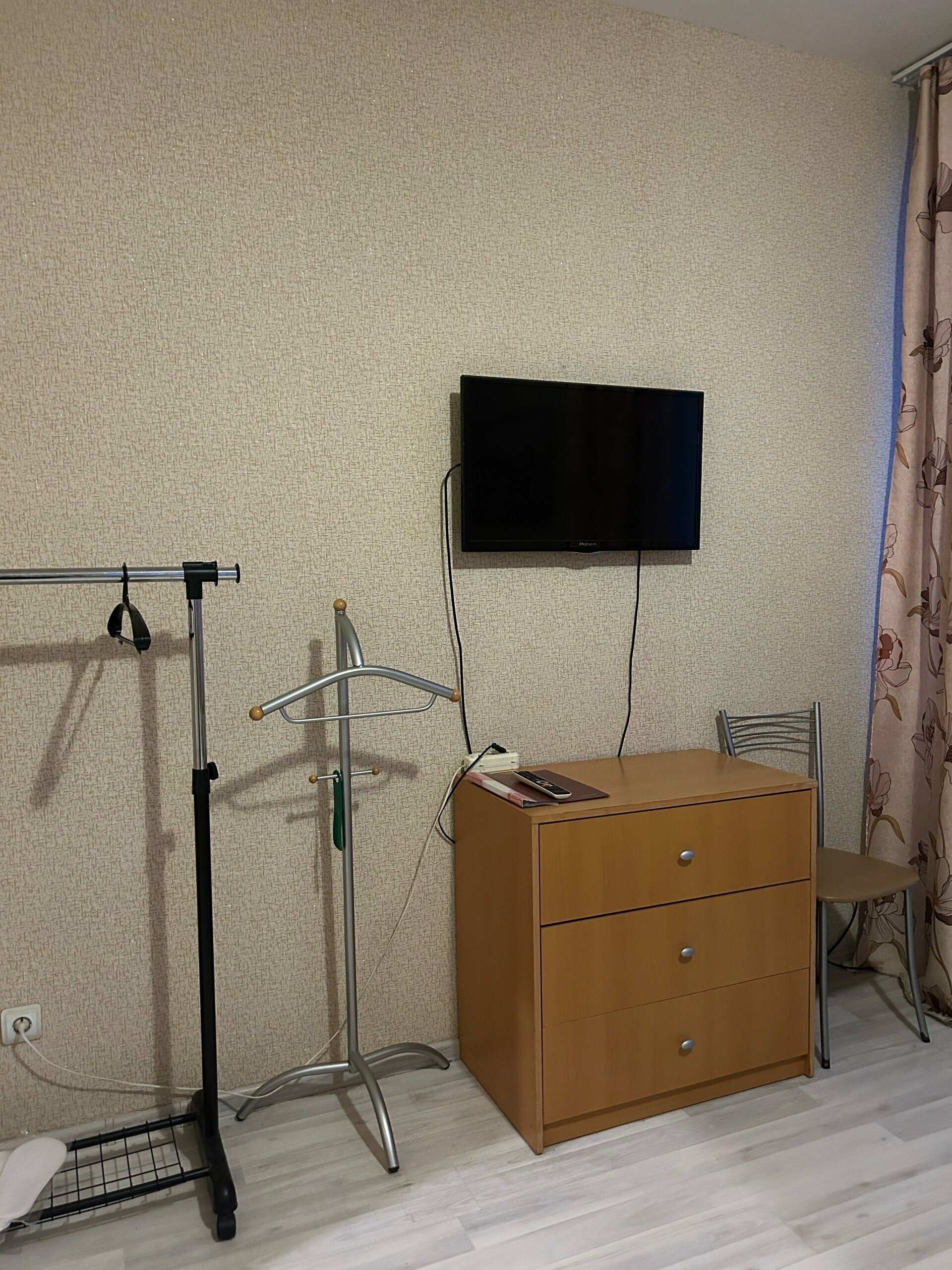 Стандартный двухместный номер с 2 отдельными кроватями и общей ванной комнатой