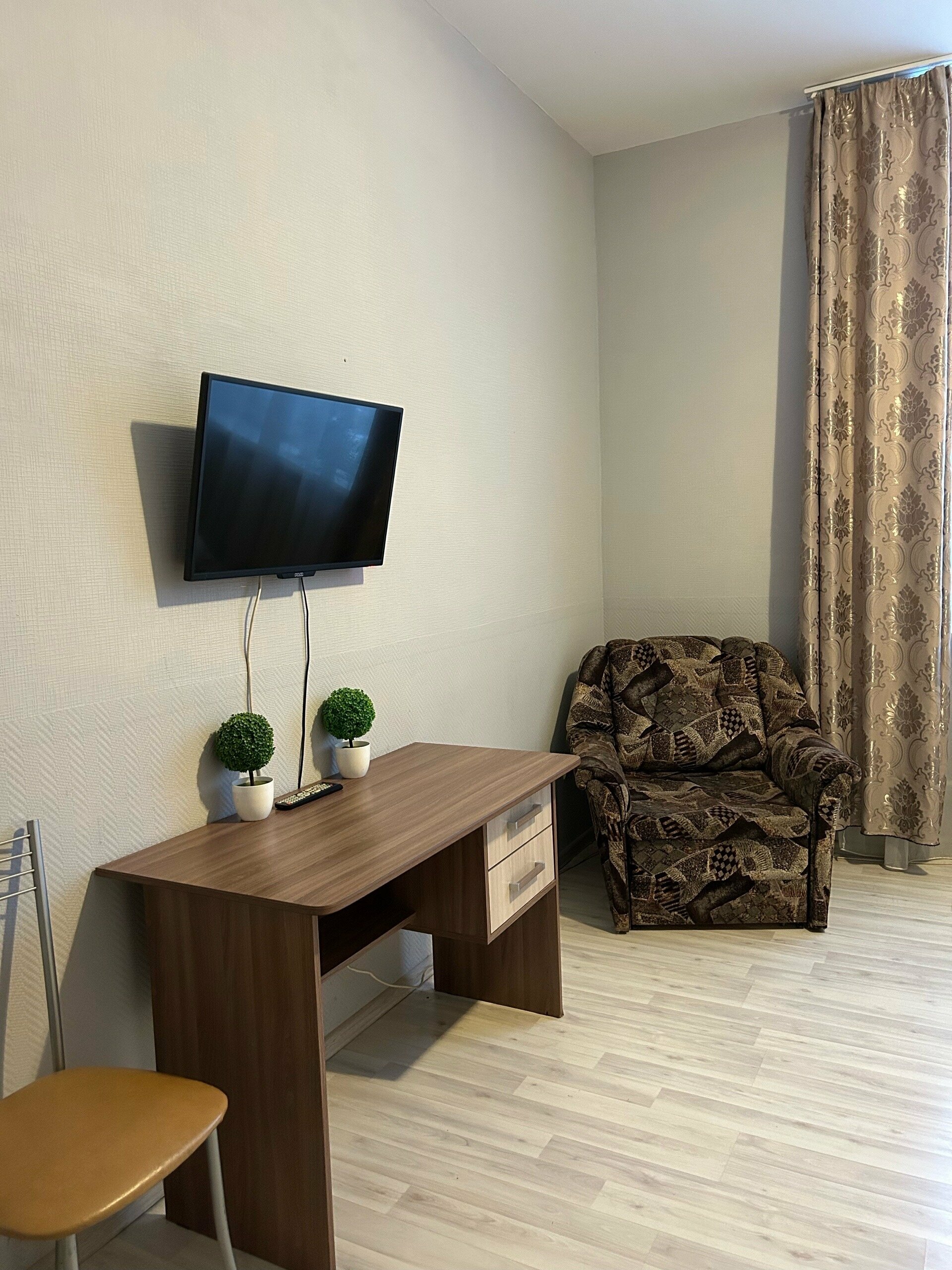 Стандартный двухместный номер с 2 отдельными кроватями и общей ванной комнатой