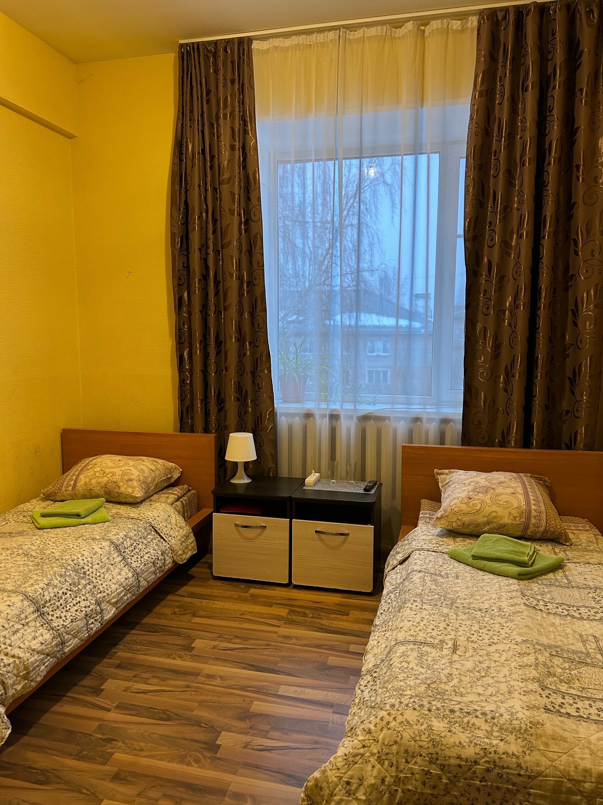 Стандартный двухместный номер с 2 отдельными кроватями и общей ванной комнатой