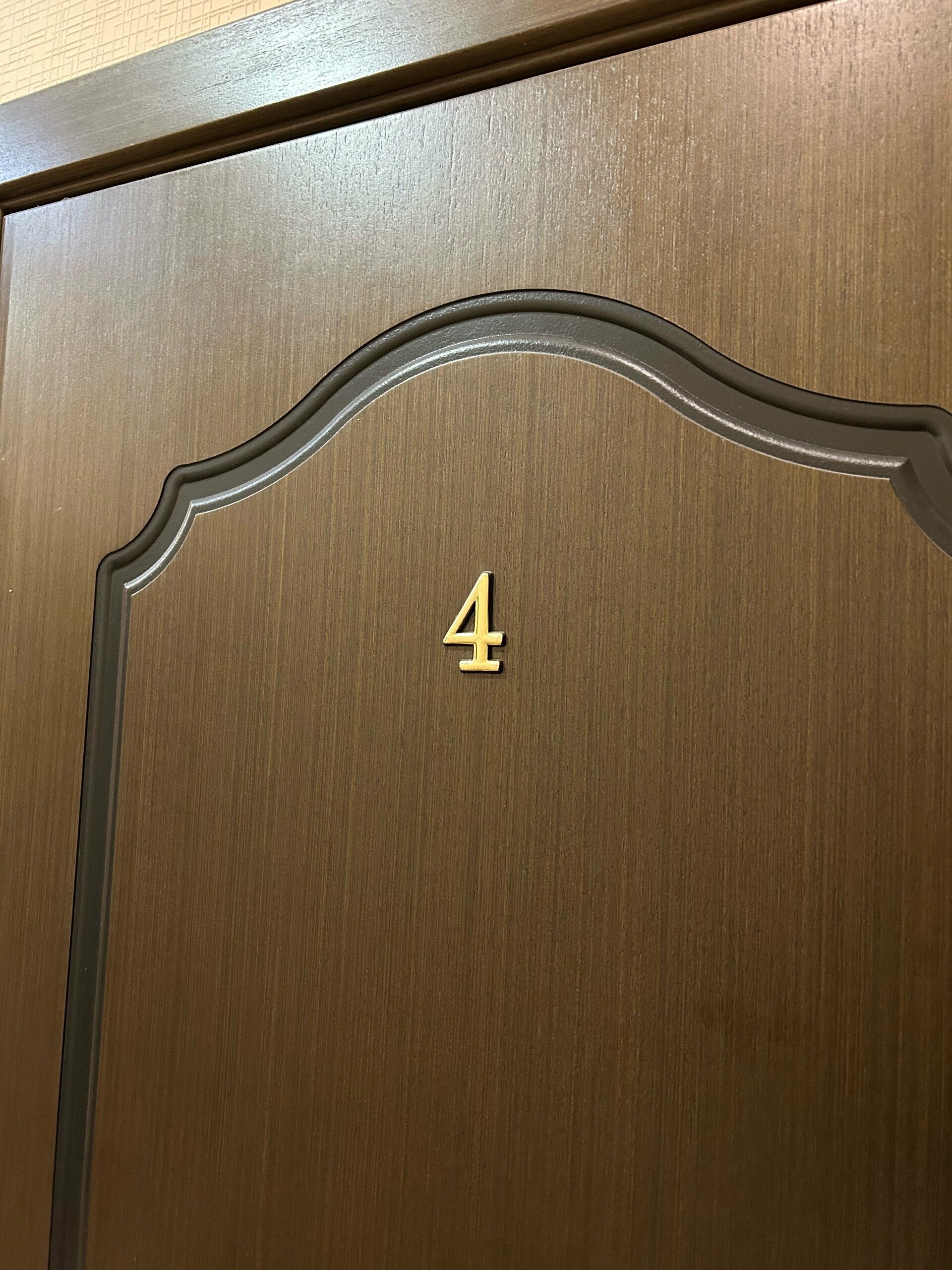 Стандартный двухместный номер с 2 отдельными кроватями и общей ванной комнатой