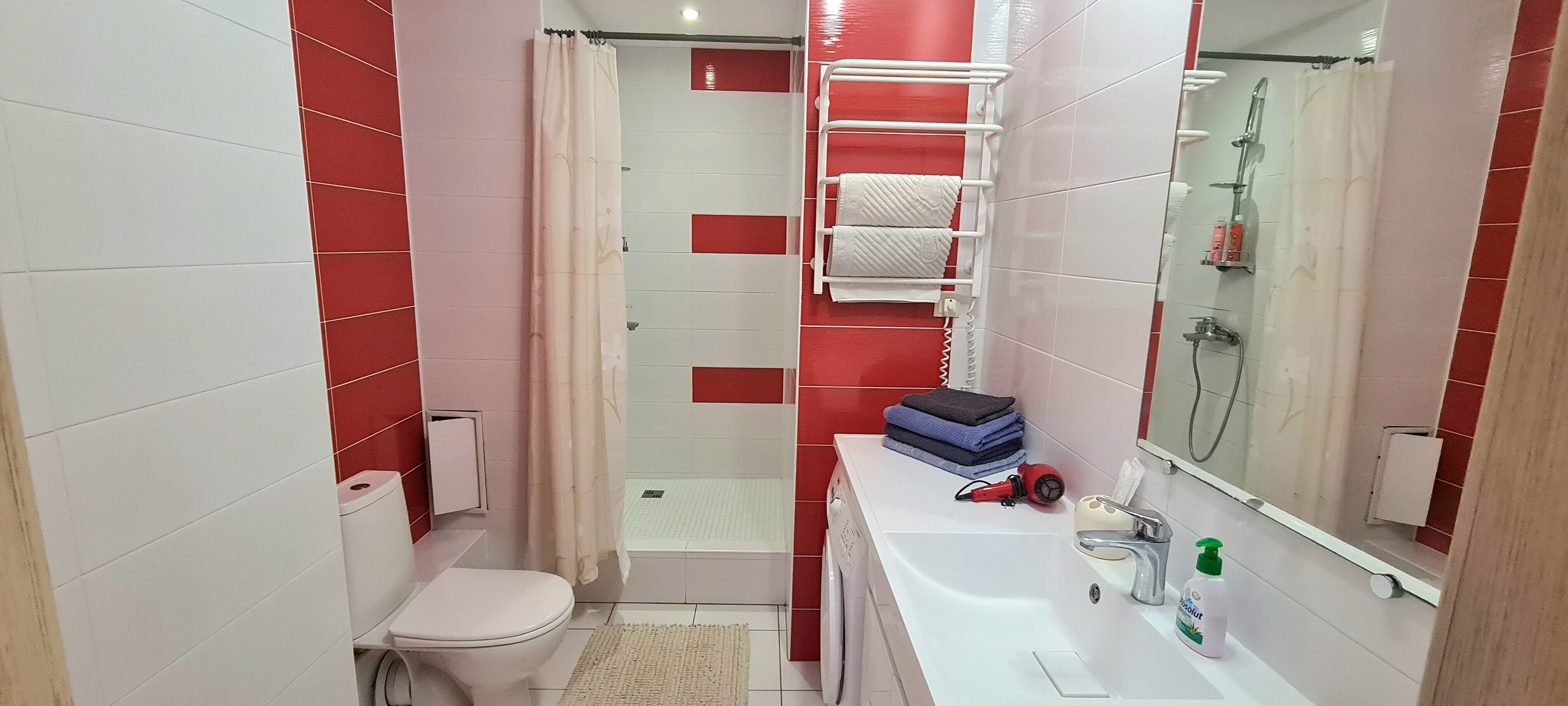 Superior "Красный"   с балконом с двуспальной кроватью, креслом и мини-кухней