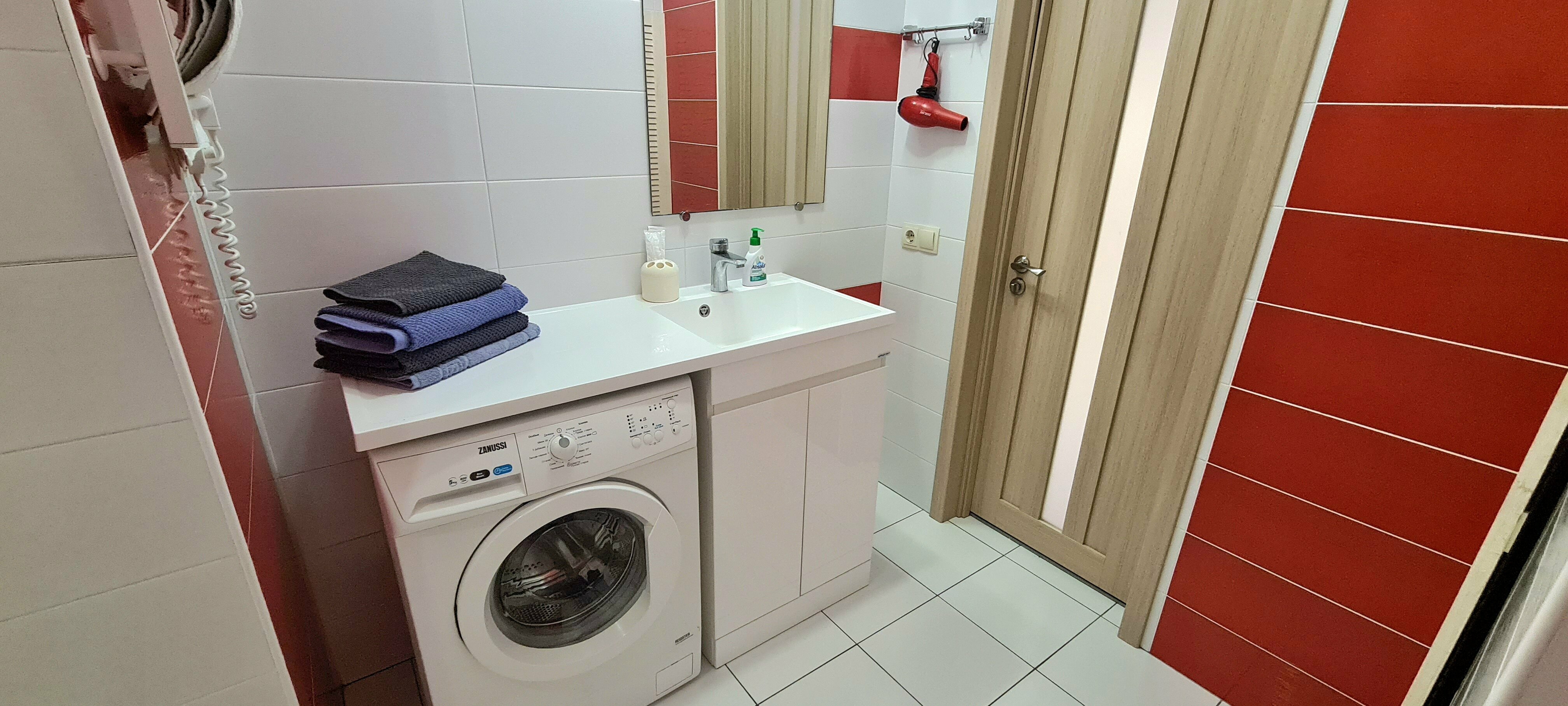 Superior "Красный"   с балконом с двуспальной кроватью, креслом и мини-кухней