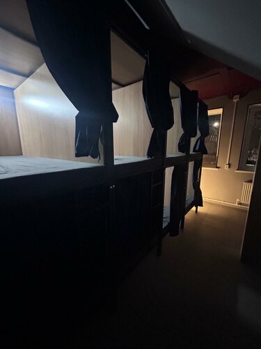 Односпальная кровать в общем мужском номере