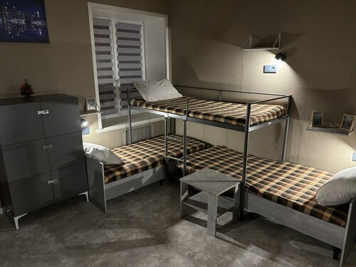 Кровать в 6-местной комнате "Ночной город"