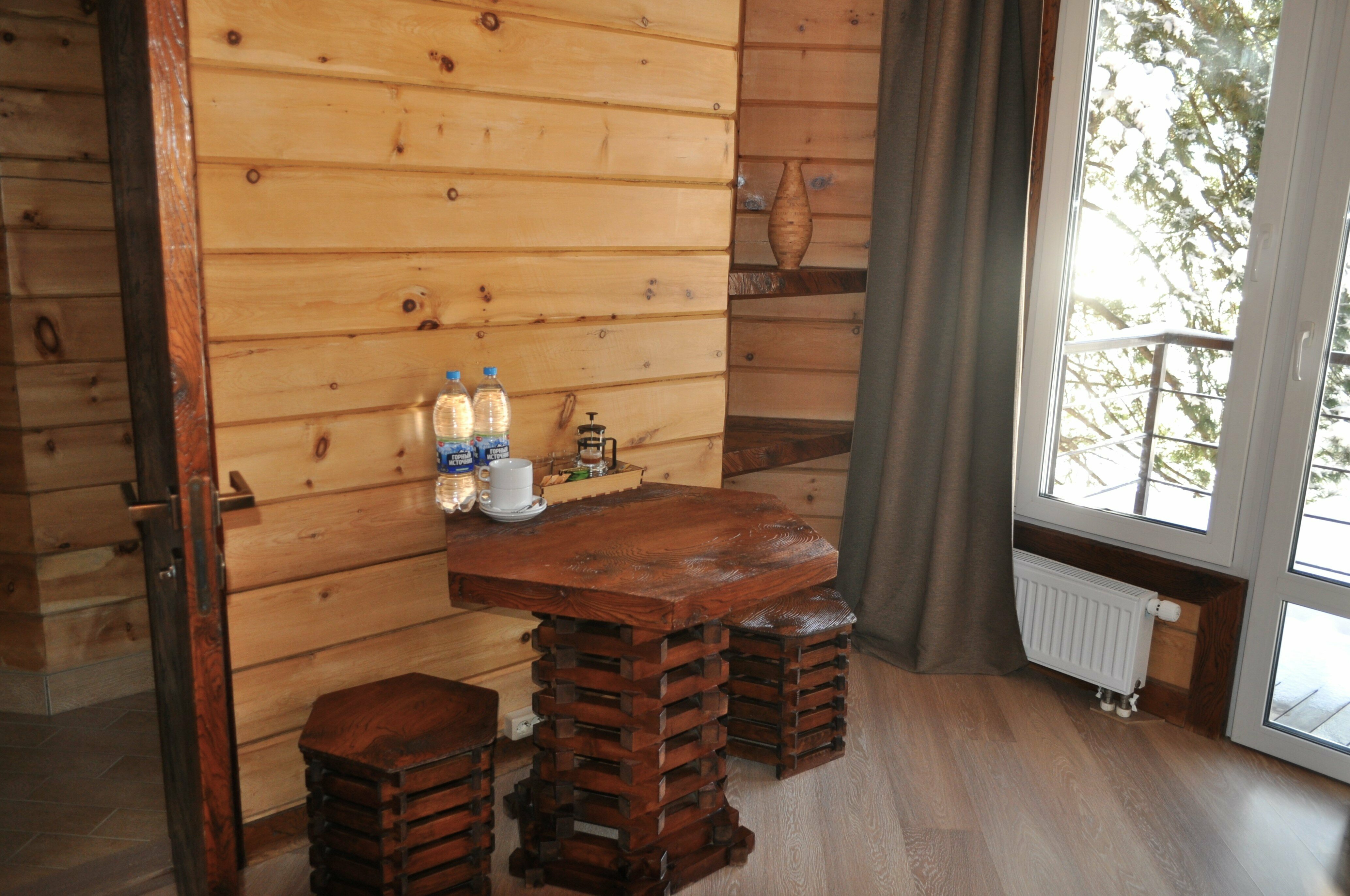 Семейный номер с видом на озеро