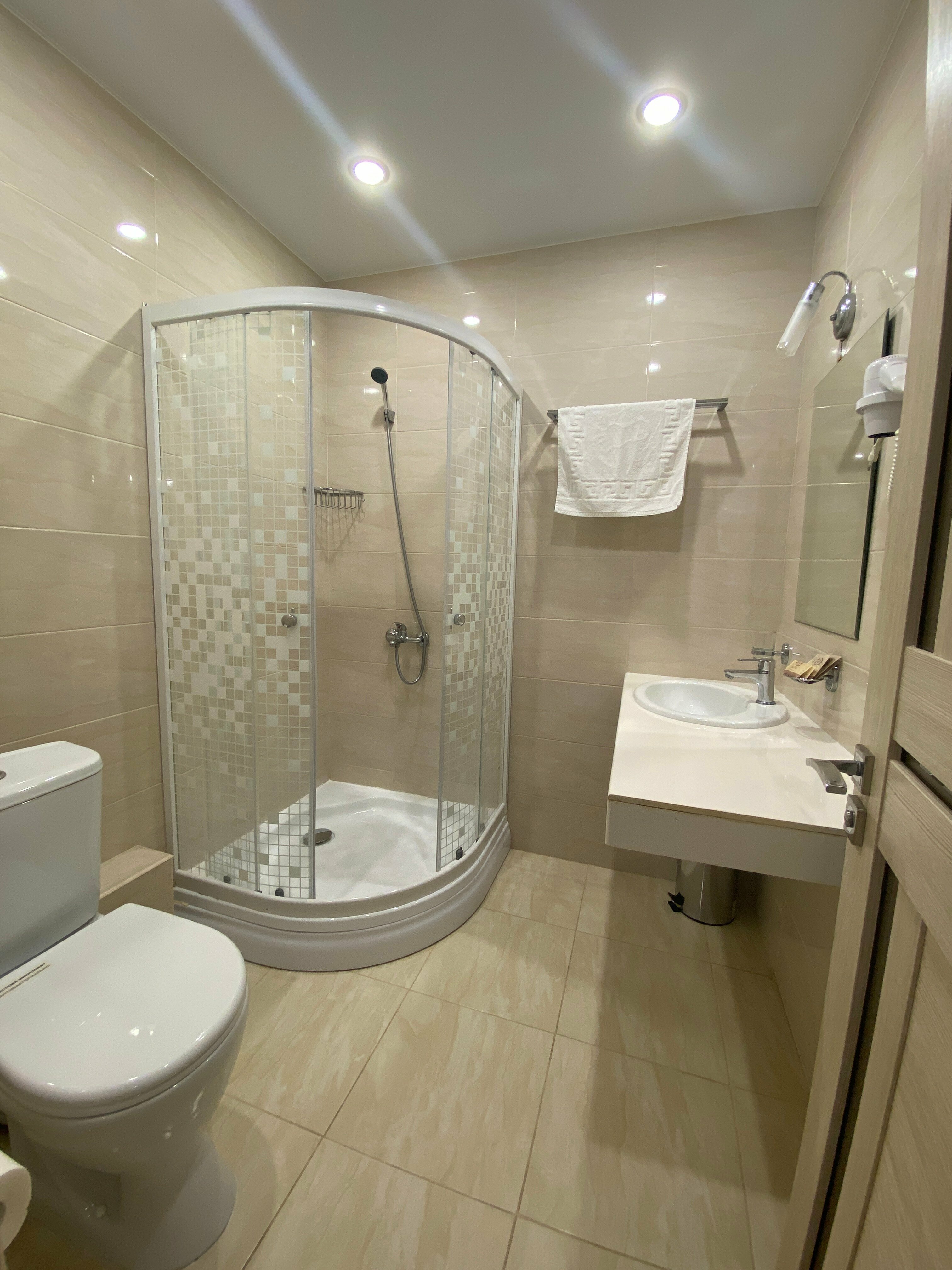 Апартаменты двухкомнатные с одной спальней и кухней-гостиной.