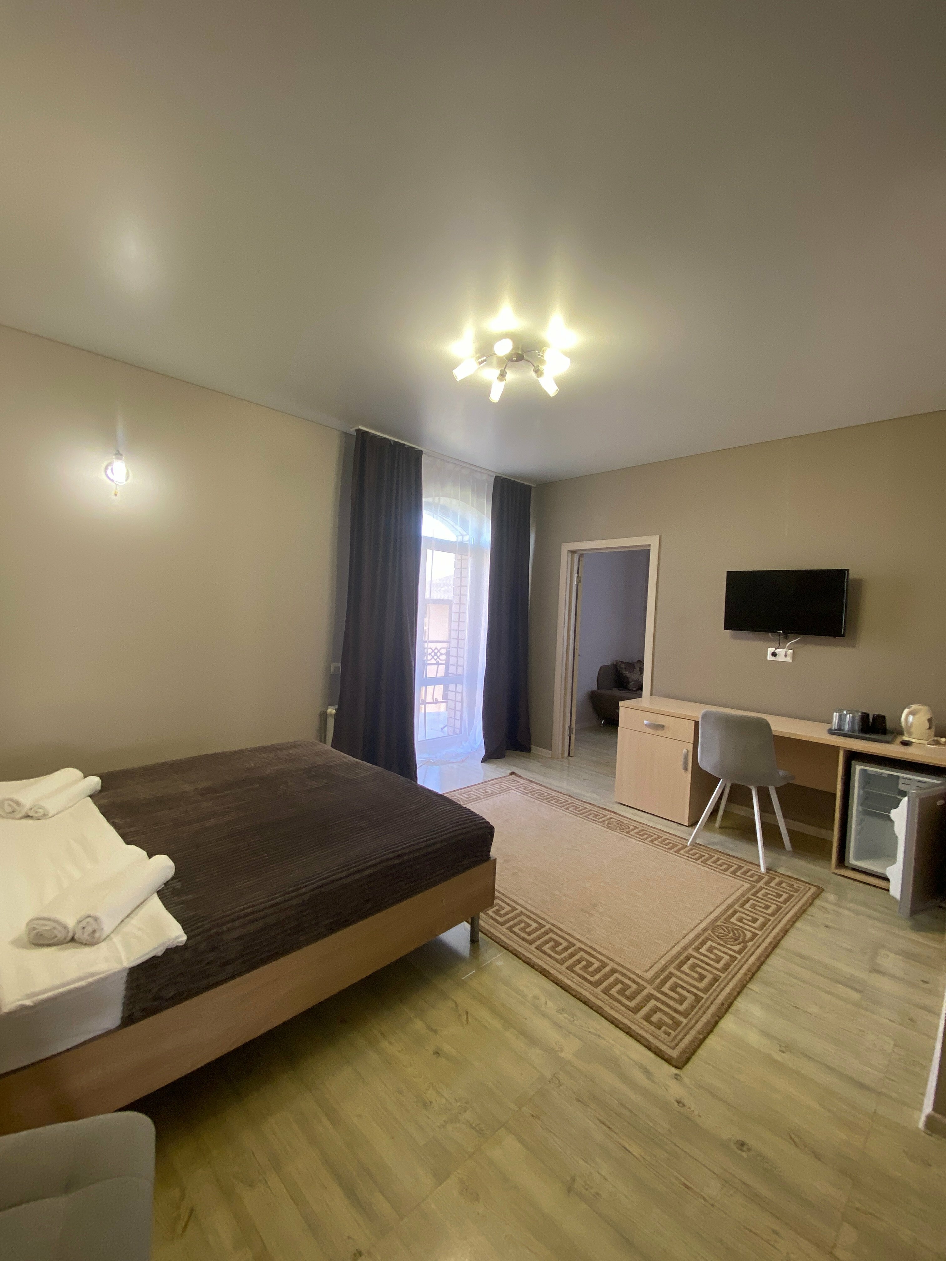 Двухкомнатный семейный номер с балконом.