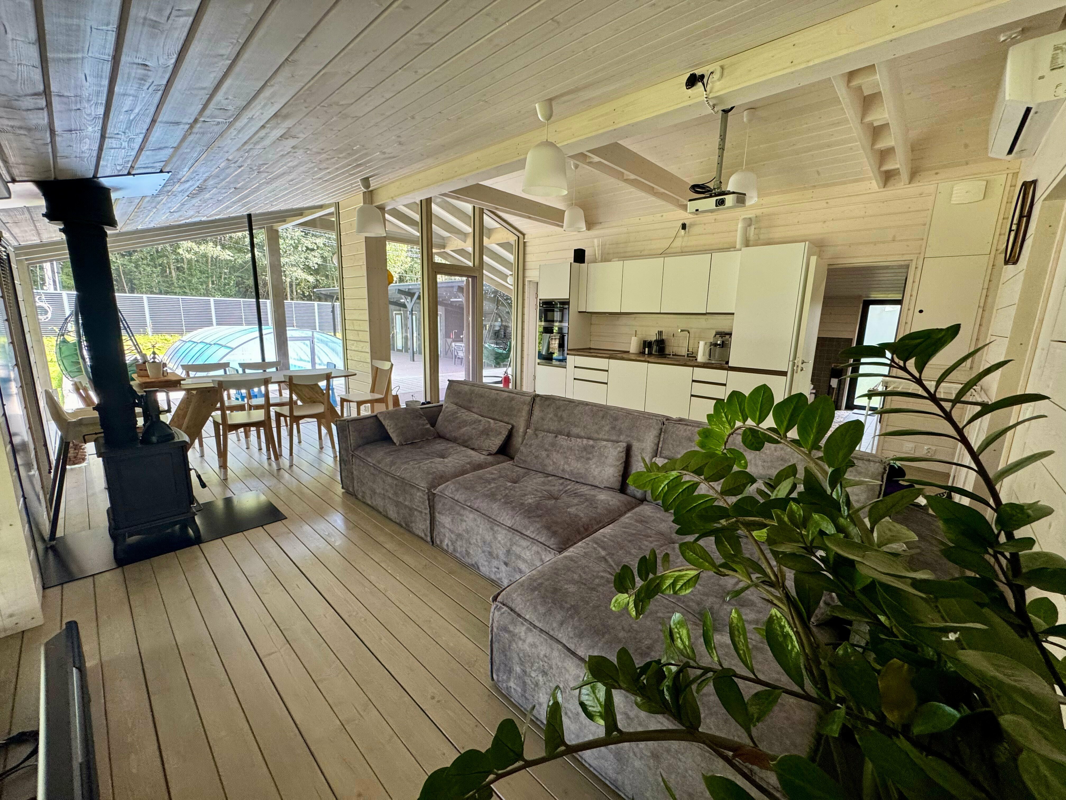 Дом с летним бассейном (3 спальни)