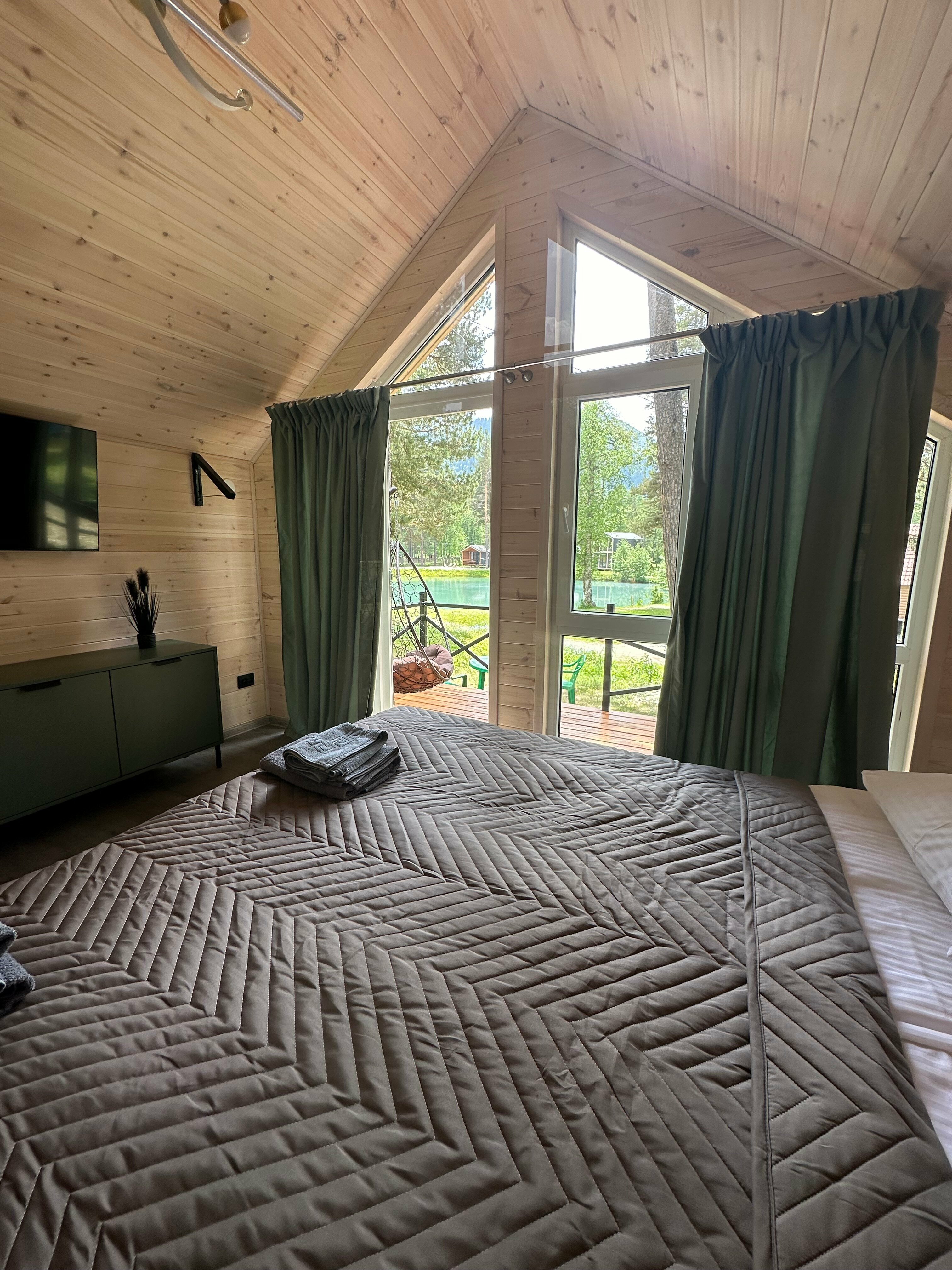 Дом с видом на озеро