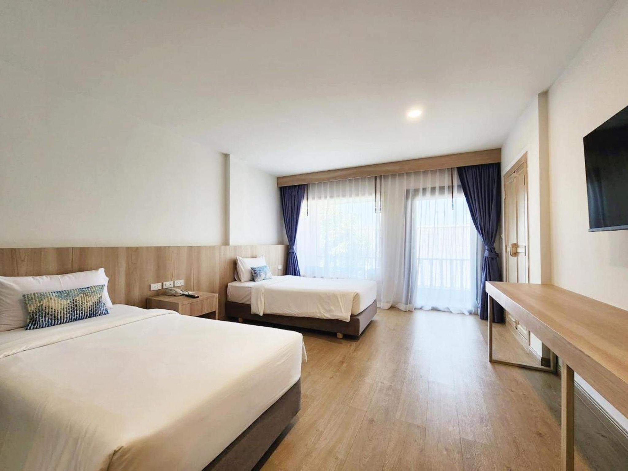 Deluxe Hillside Room