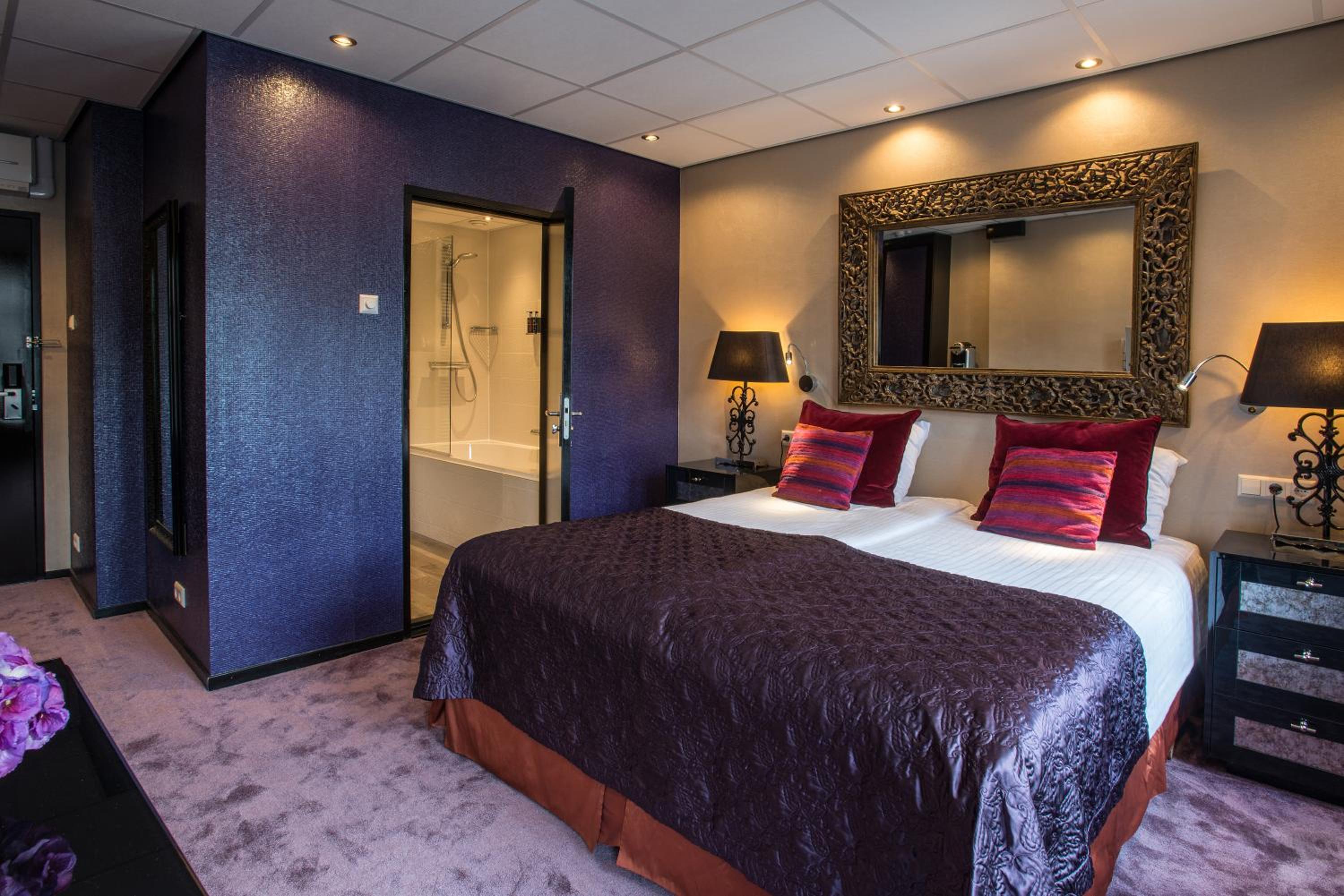 Medium Luxury Double Room with Bath and Canal View