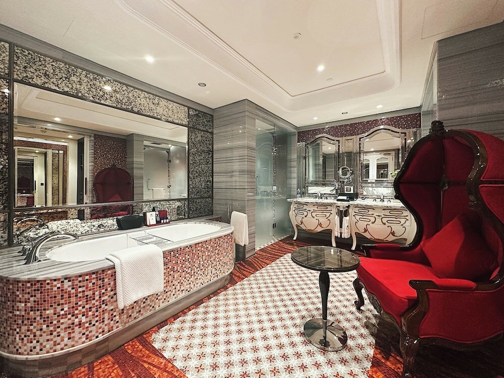 Romance Suite, Club Lounge Access, Free Minibar, City or River View