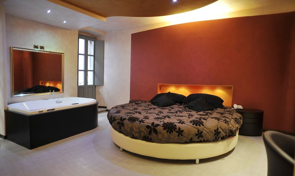 Luxury Suite, 1 King Bed, Bathtub
