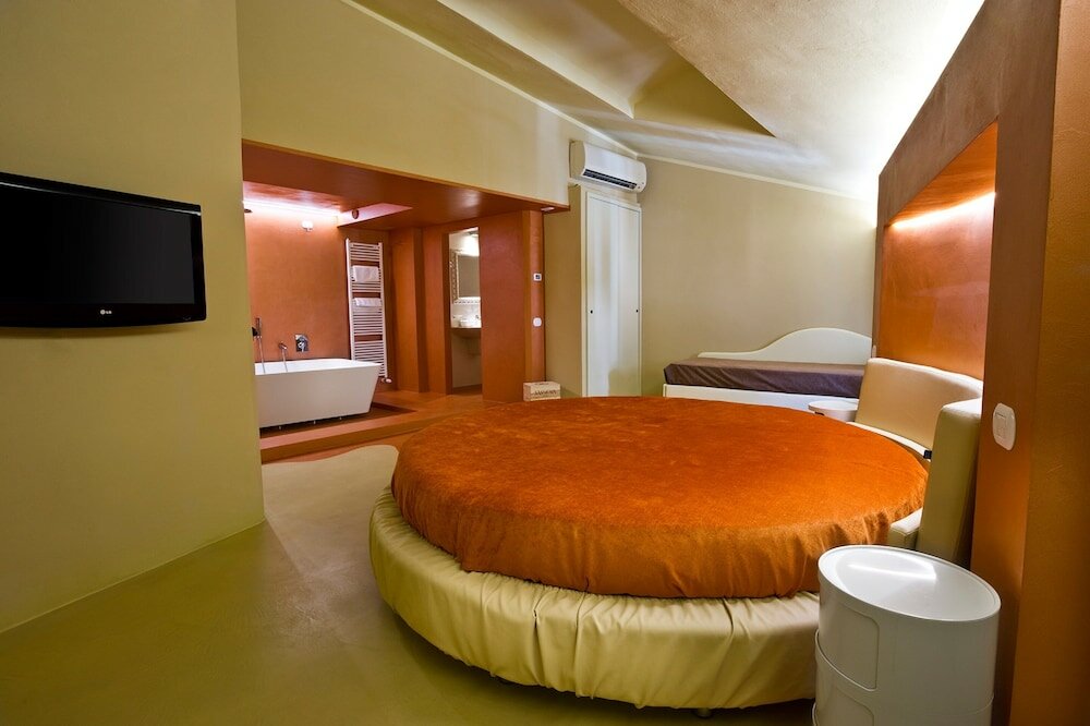 Luxury Suite, 1 King Bed, Bathtub