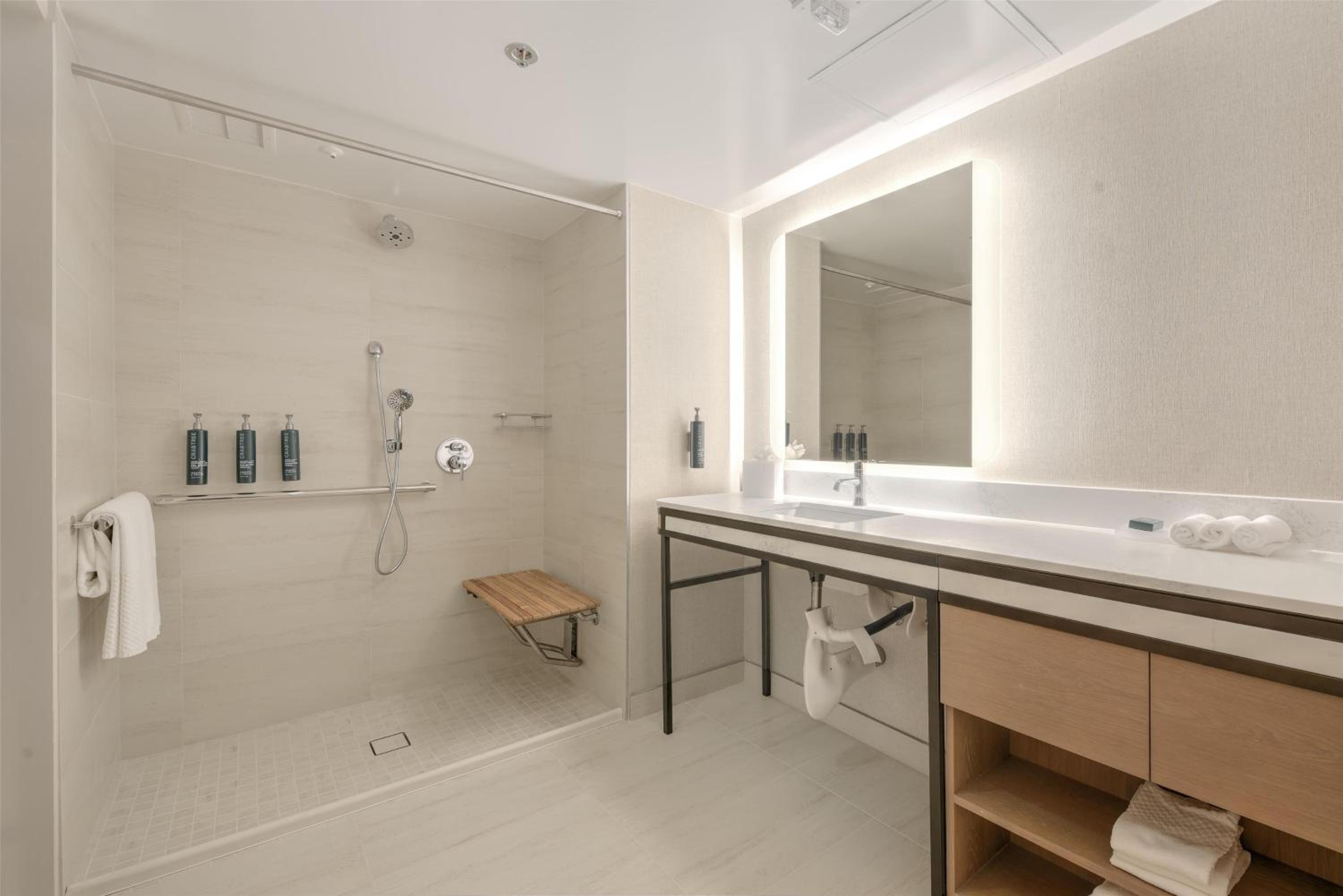 Queen Studio with Two Queen Beds, Pool View and Roll-In Shower - Mobility Accessible