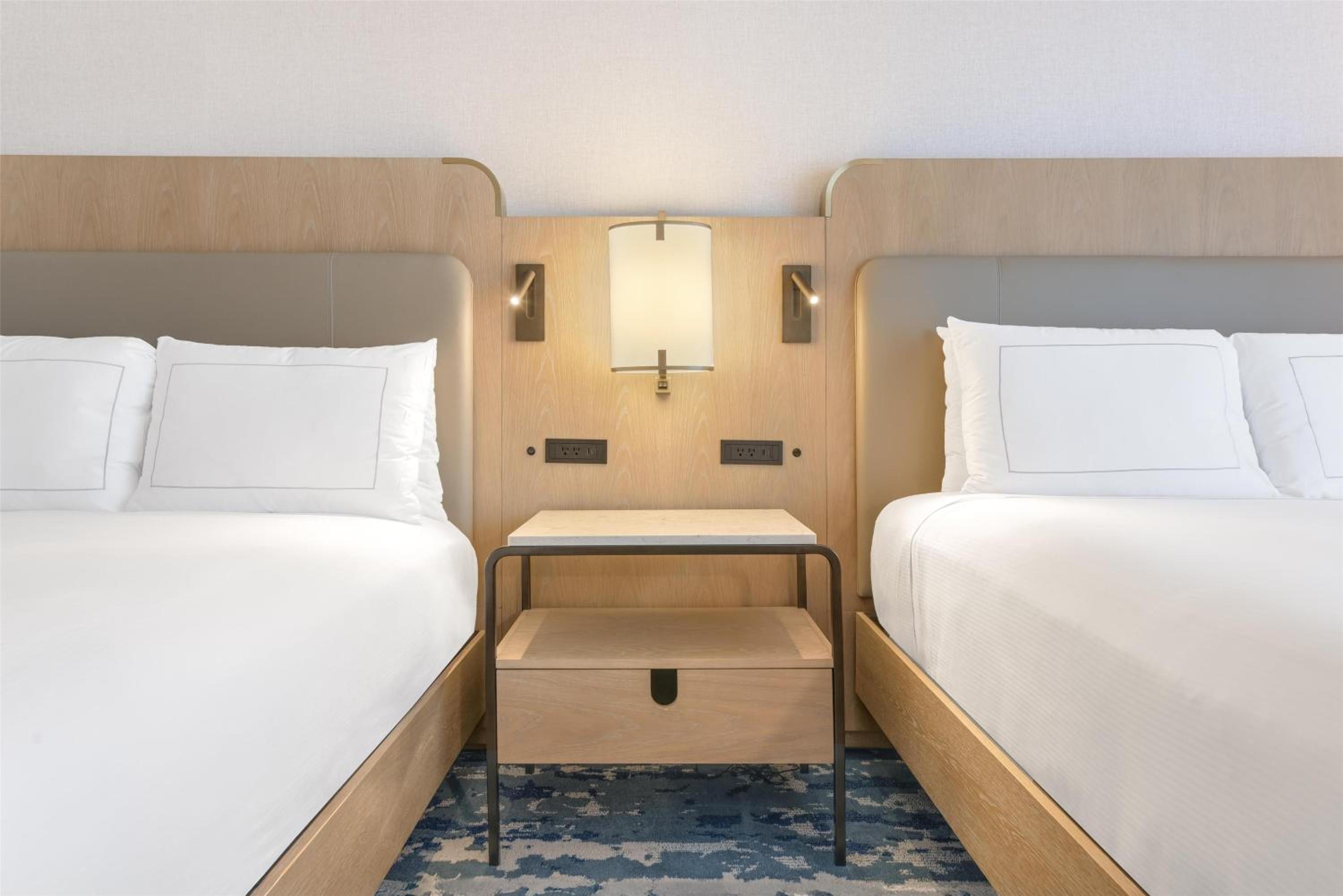 Queen Studio with Two Queen Beds, Pool View and Roll-In Shower - Mobility Accessible