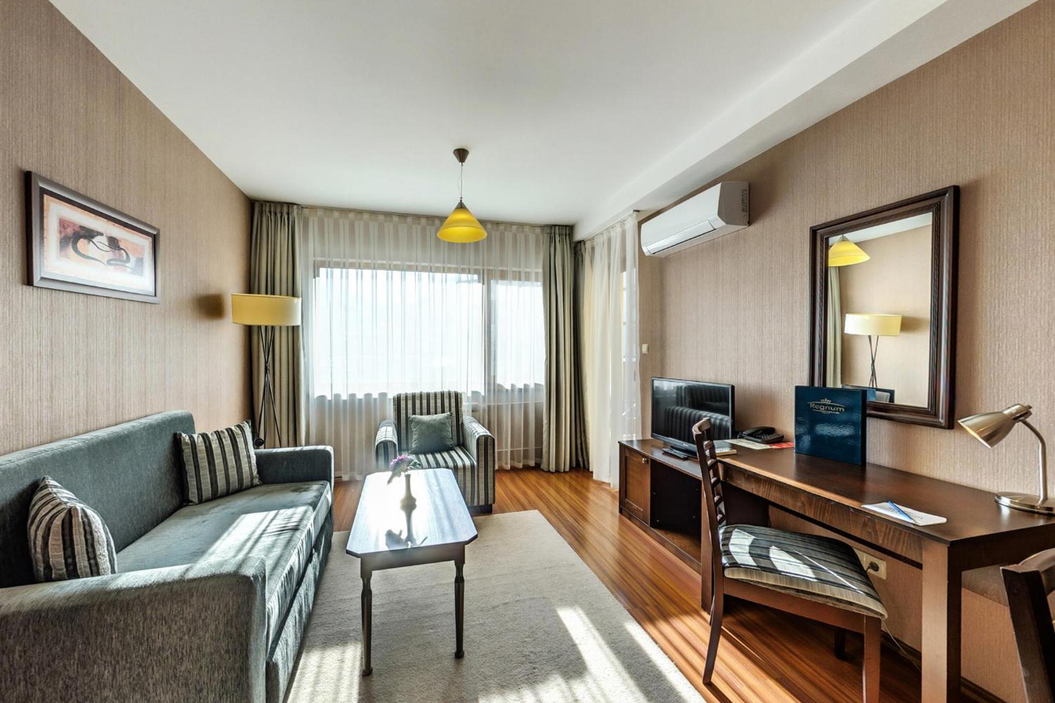 Executive Deluxe Suite with Mountain View