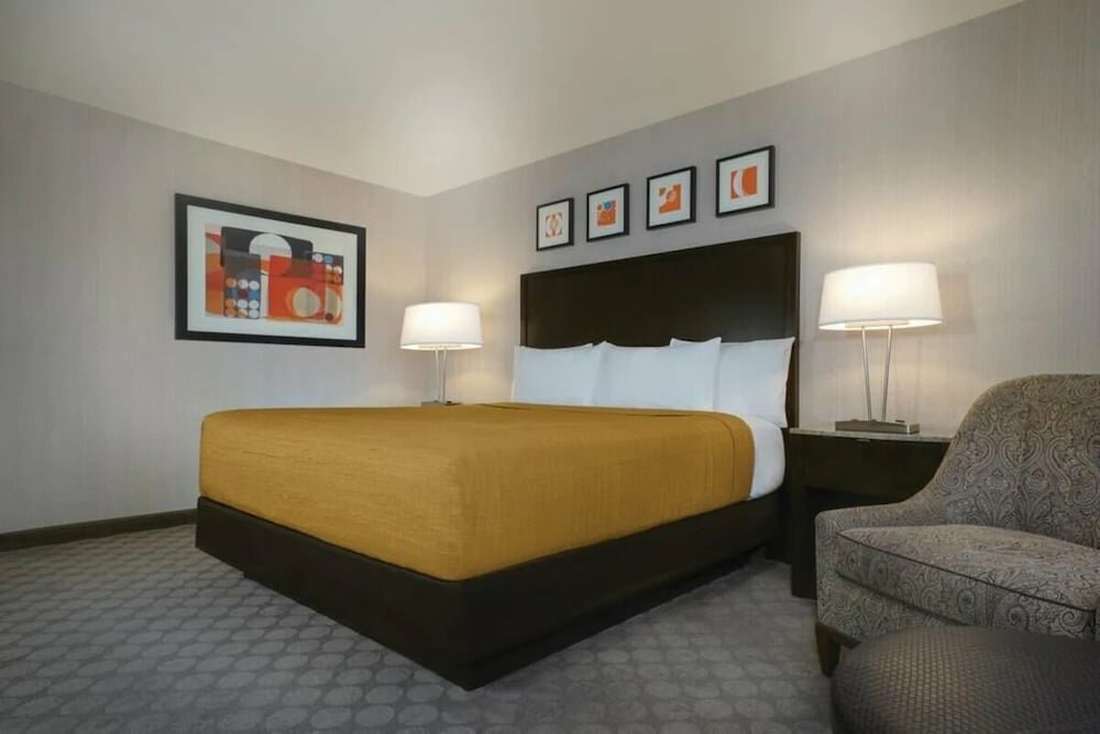 West Tower Deluxe King with Refrigerator