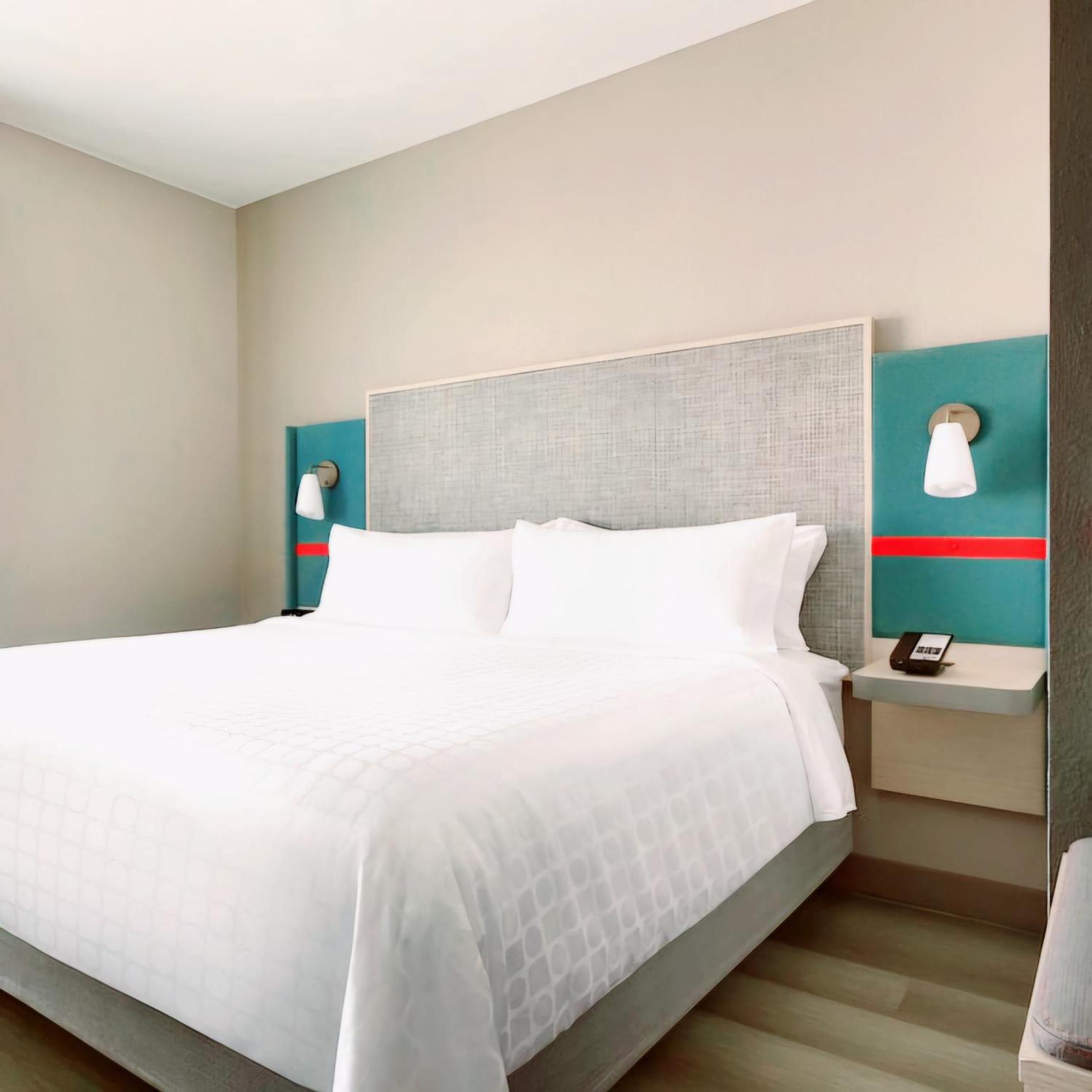 Deluxe Queen Room - Non-Smoking