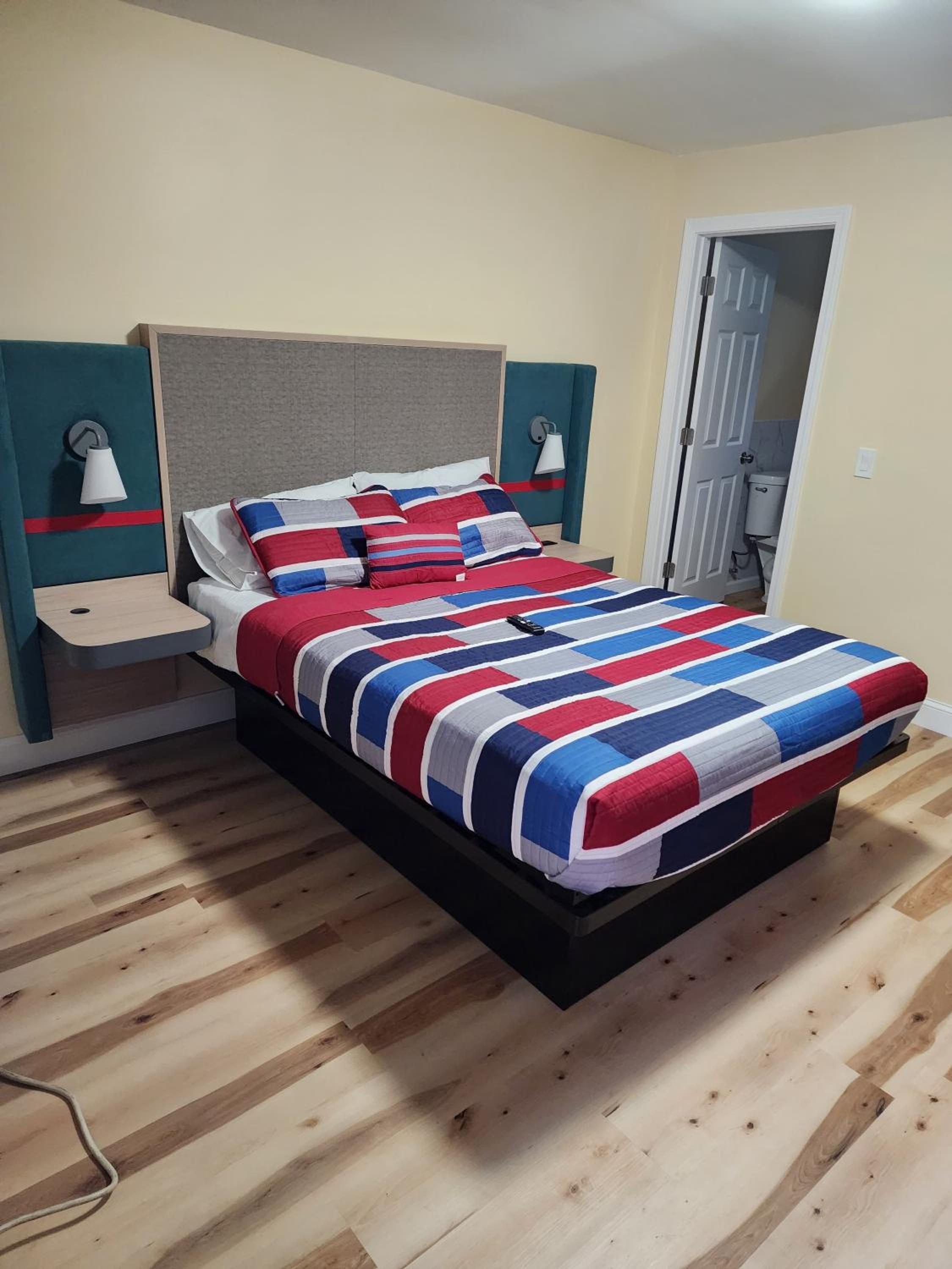 Deluxe Queen Room - Non-Smoking