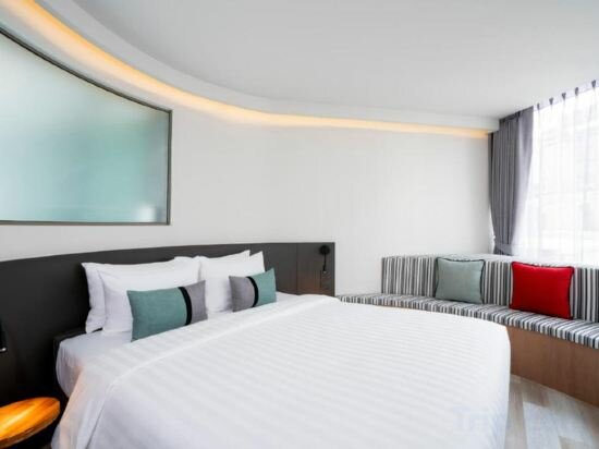 Premier King Bed Room with City View