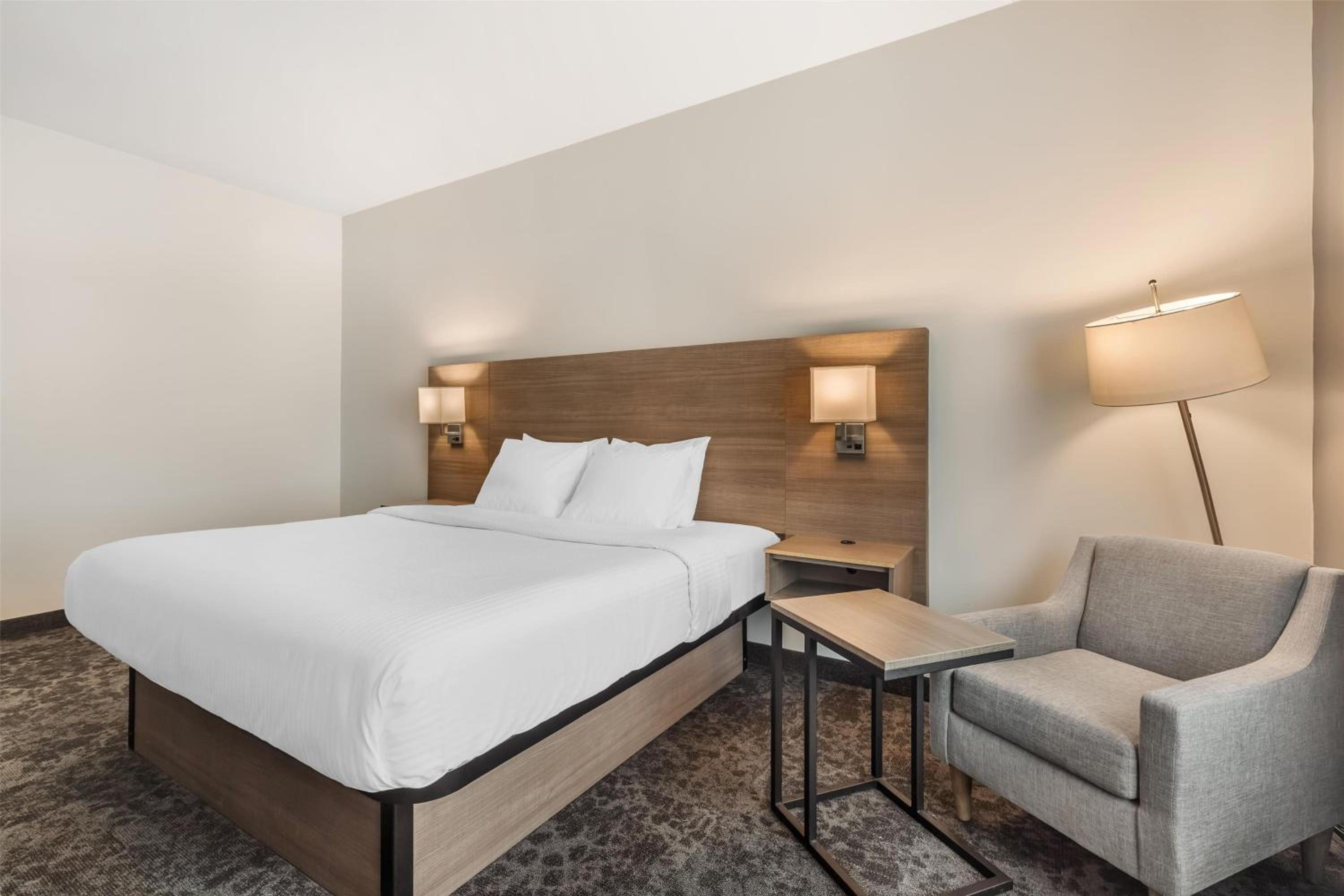 King Room with Roll-in Shower - Disability Access/Non-Smoking