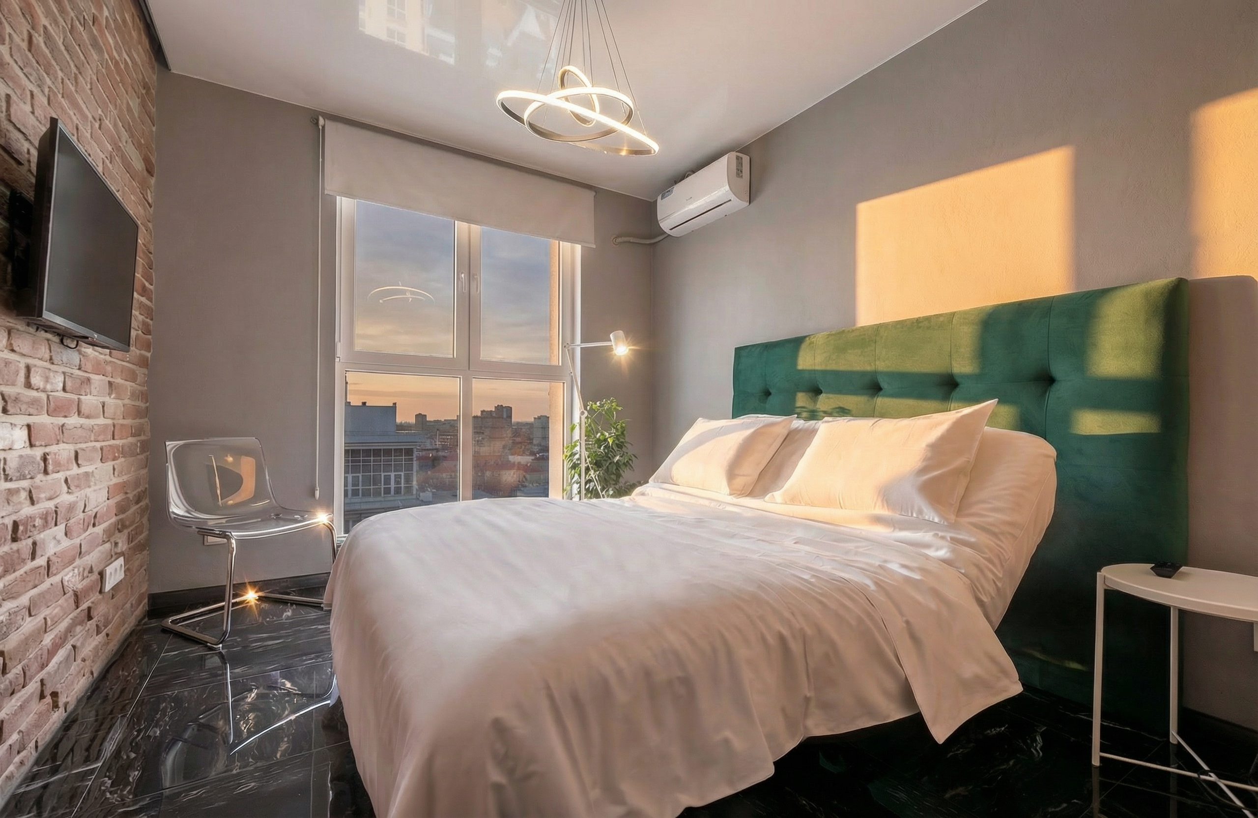 Эксклюзивные апартаменты с двумя спальнями. В главной спальне — кровать-трансформер «Эргомоушен». Вид на город с 16-го этажа.