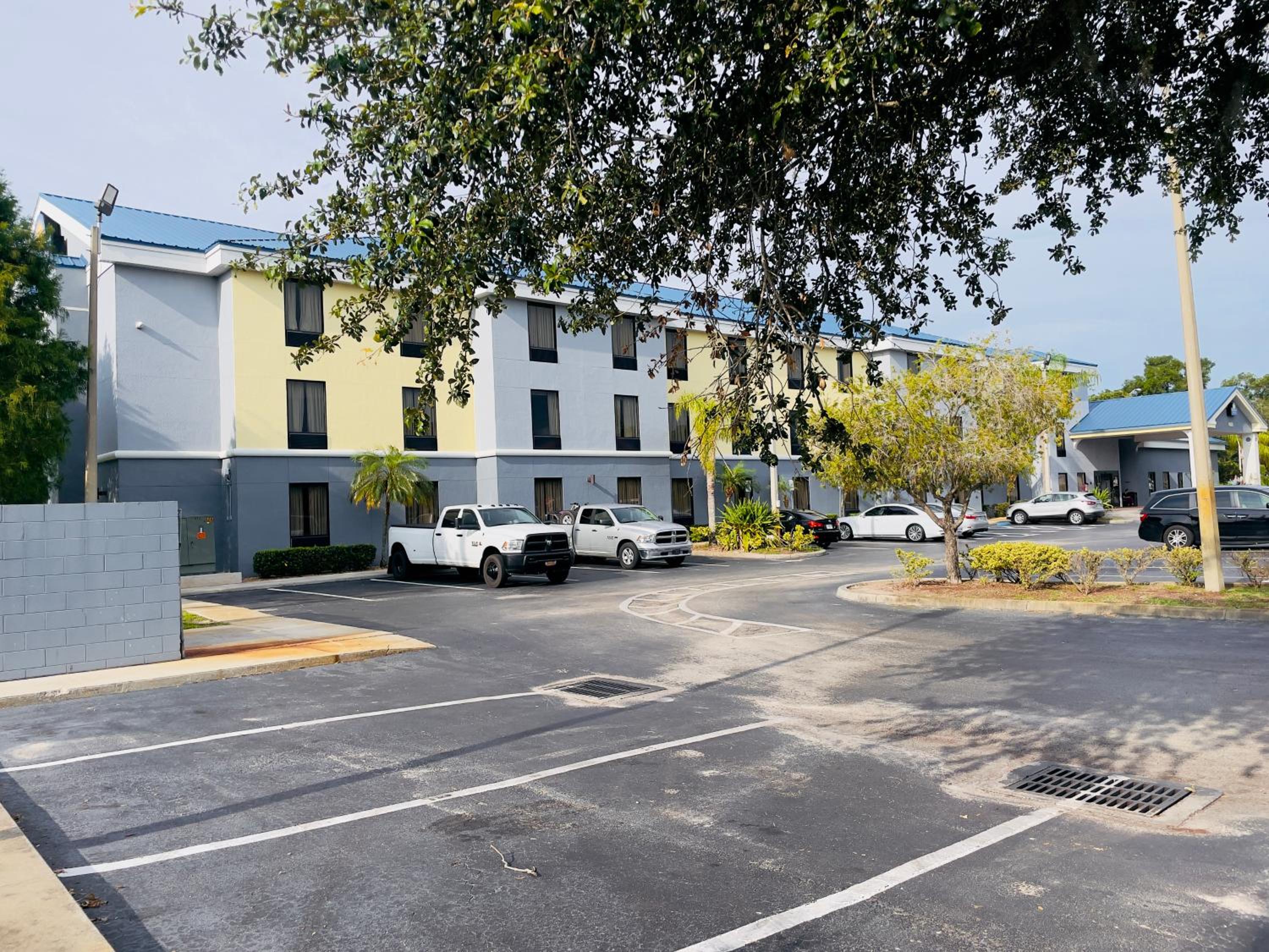 King Room with Bath Tub - Mobility/Hearing Accessible - Non-Smoking