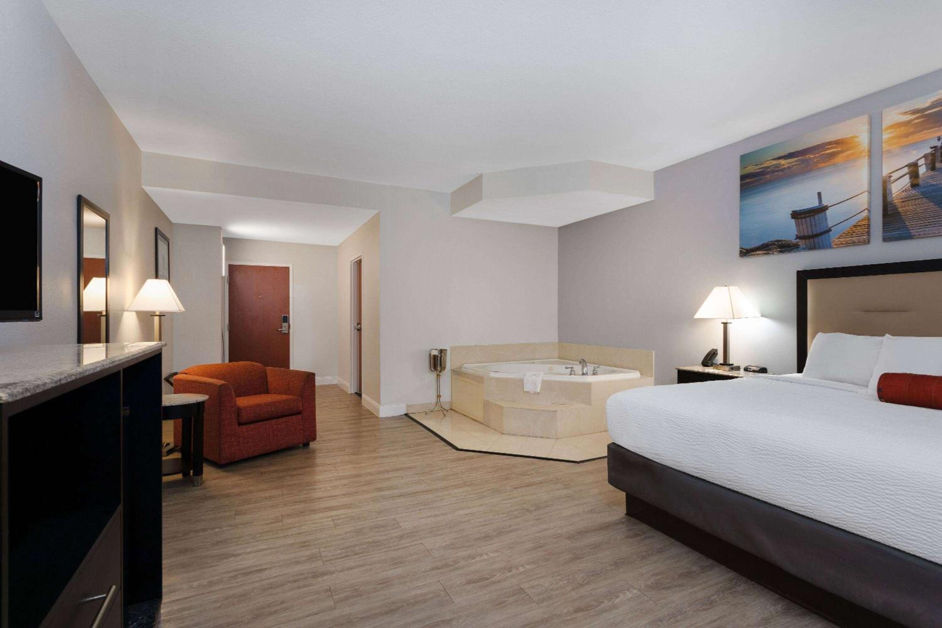 Deluxe King Suite with Jetted Tub