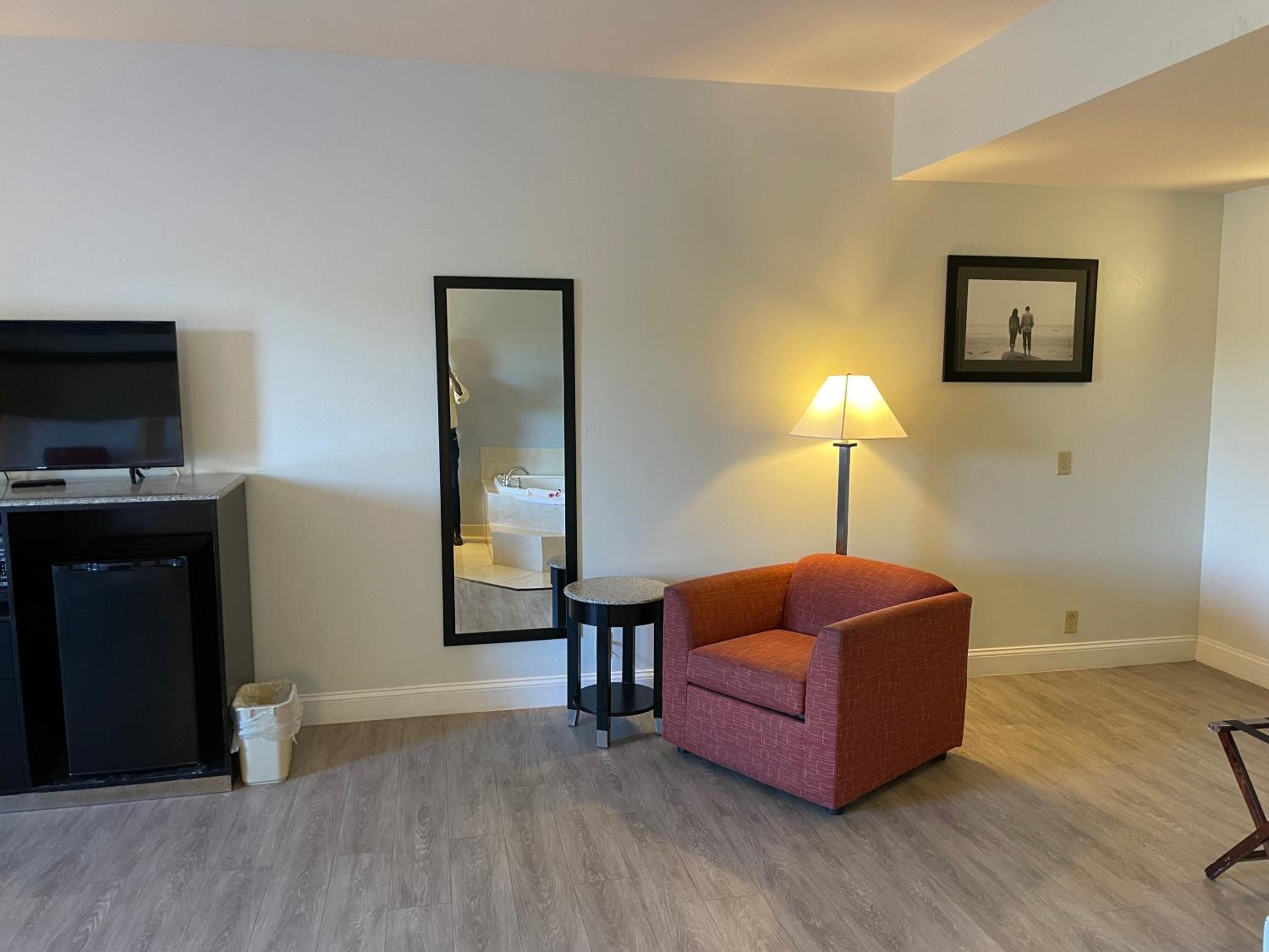 Deluxe King Suite with Jetted Tub