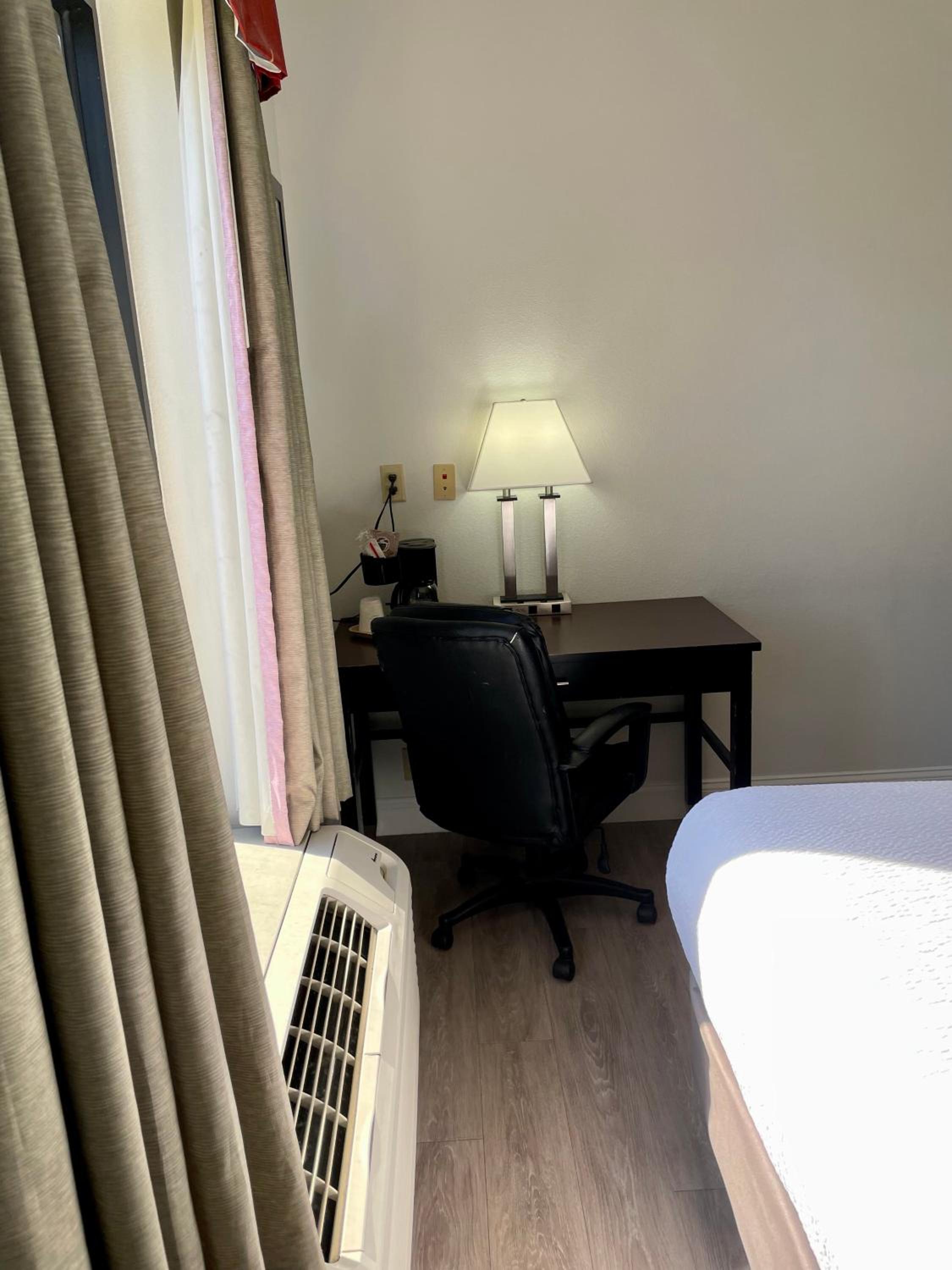 King Room with Bath Tub - Mobility/Hearing Accessible - Non-Smoking