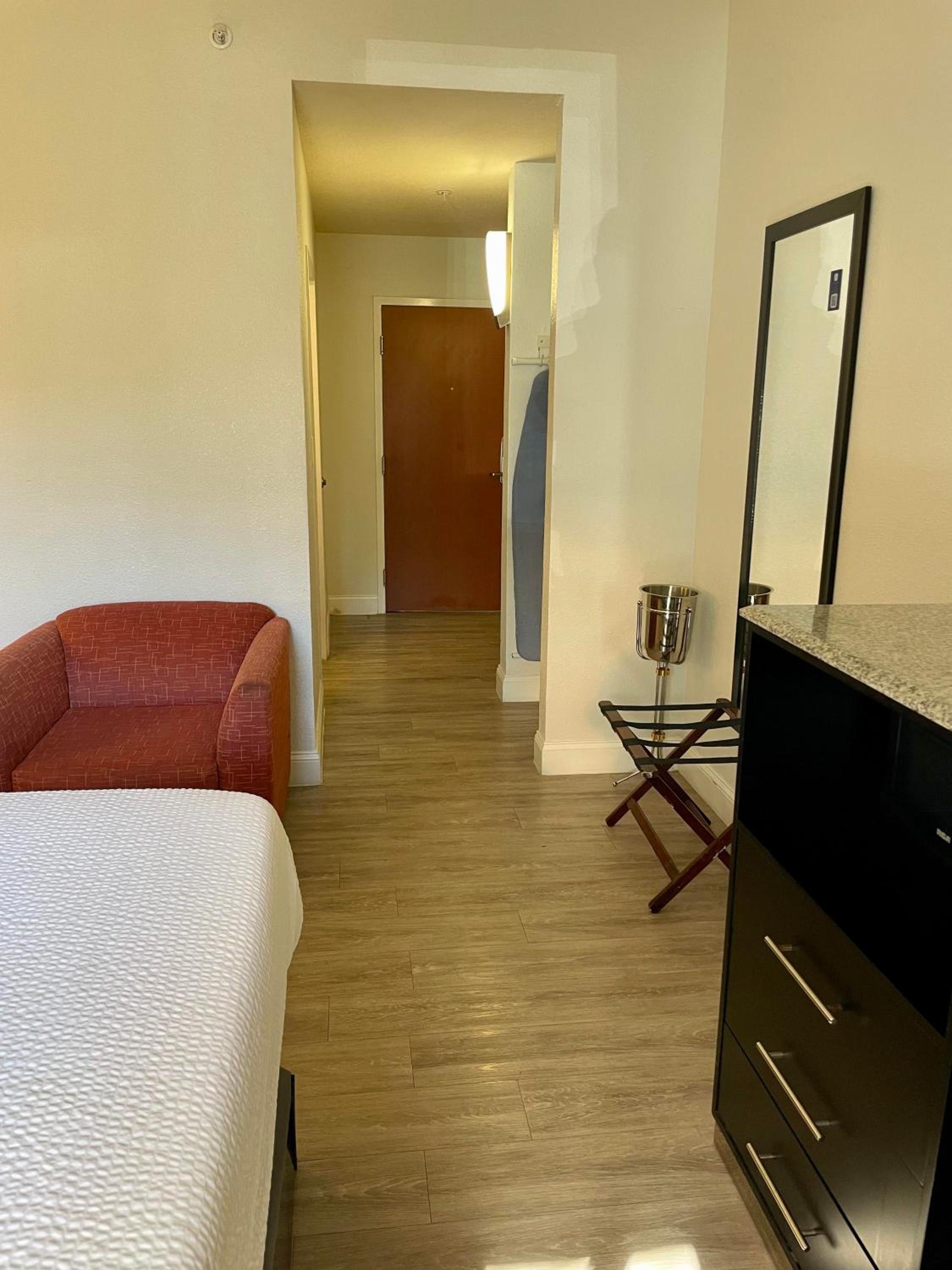 King Room with Bath Tub - Mobility/Hearing Accessible - Non-Smoking