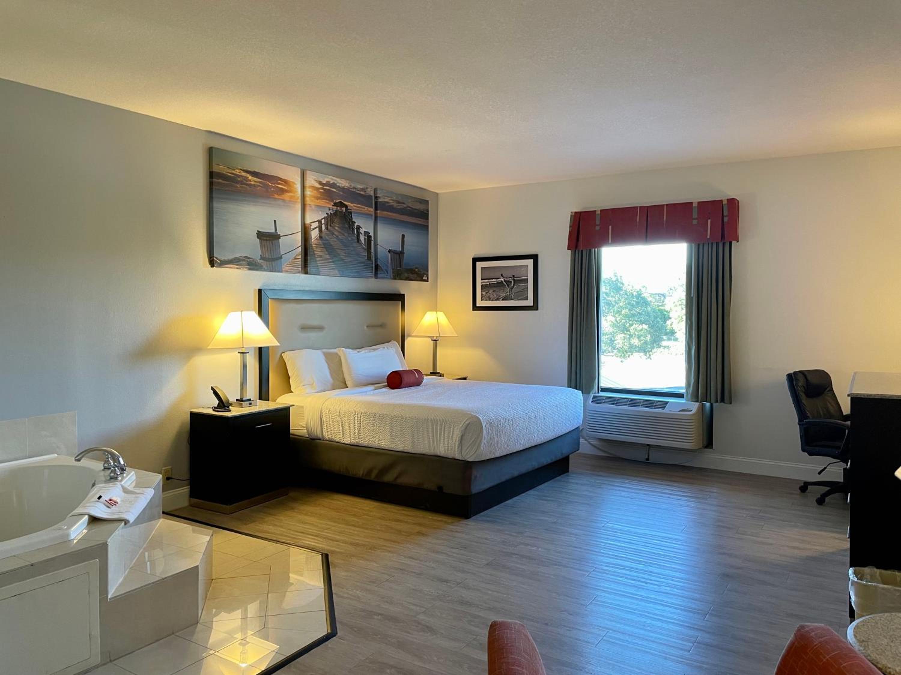 Deluxe King Suite with Jetted Tub