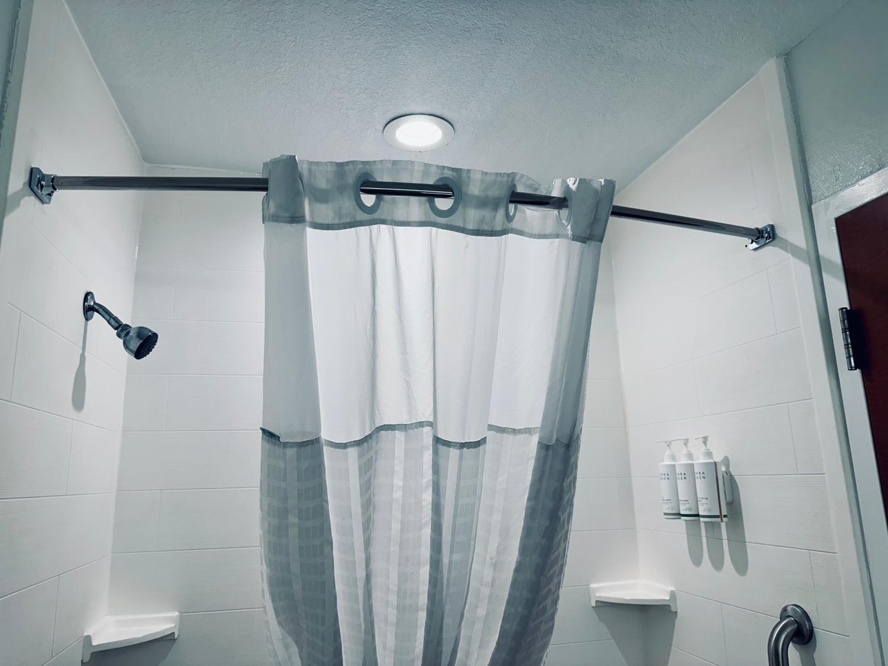 King Room with Bath Tub - Mobility/Hearing Accessible - Non-Smoking